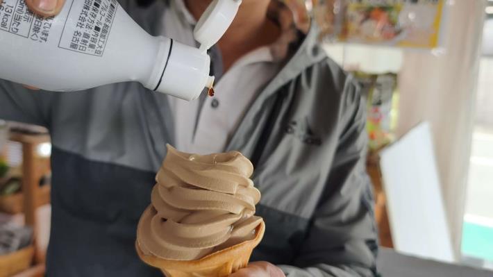 小豆島上的醬油觀光工廠，開發醬油冰淇淋等產品，用五感吸引國內外遊客參觀。