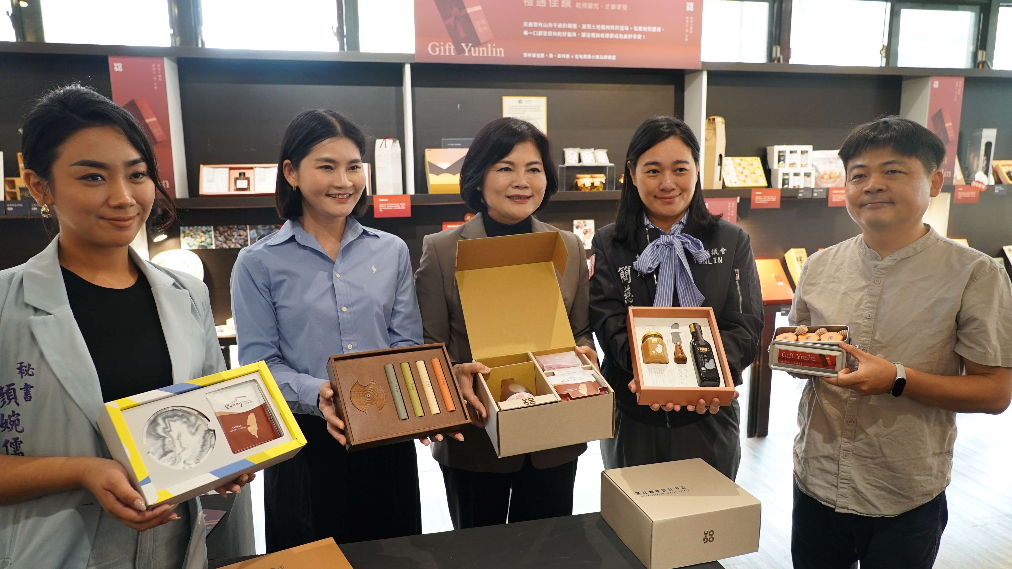 【Gift Yunlin禮遇雲林】特展,匯聚雲林山、海、平原的土地好禮,透過YCDC雲林創意設計中心策展、規劃,將「雲林好禮」以不同主題:傳承的品牌、雲林的好風味以及永續發展呈現