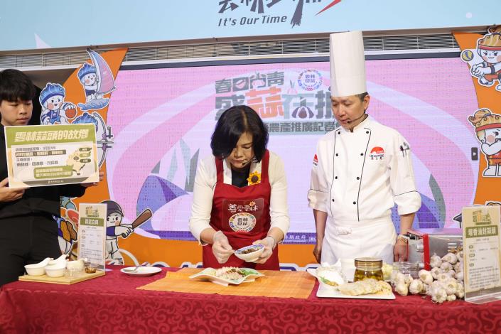 張麗善縣長示範「蒜泥白肉」與「塔香油封蒜頭」兩道特色蒜香料理