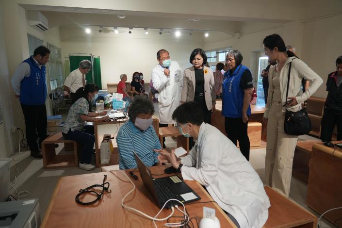 雲林縣府與台大、成大共同啟動「草嶺樟湖照護加值方案」，深入偏鄉守護民眾身、心健康。