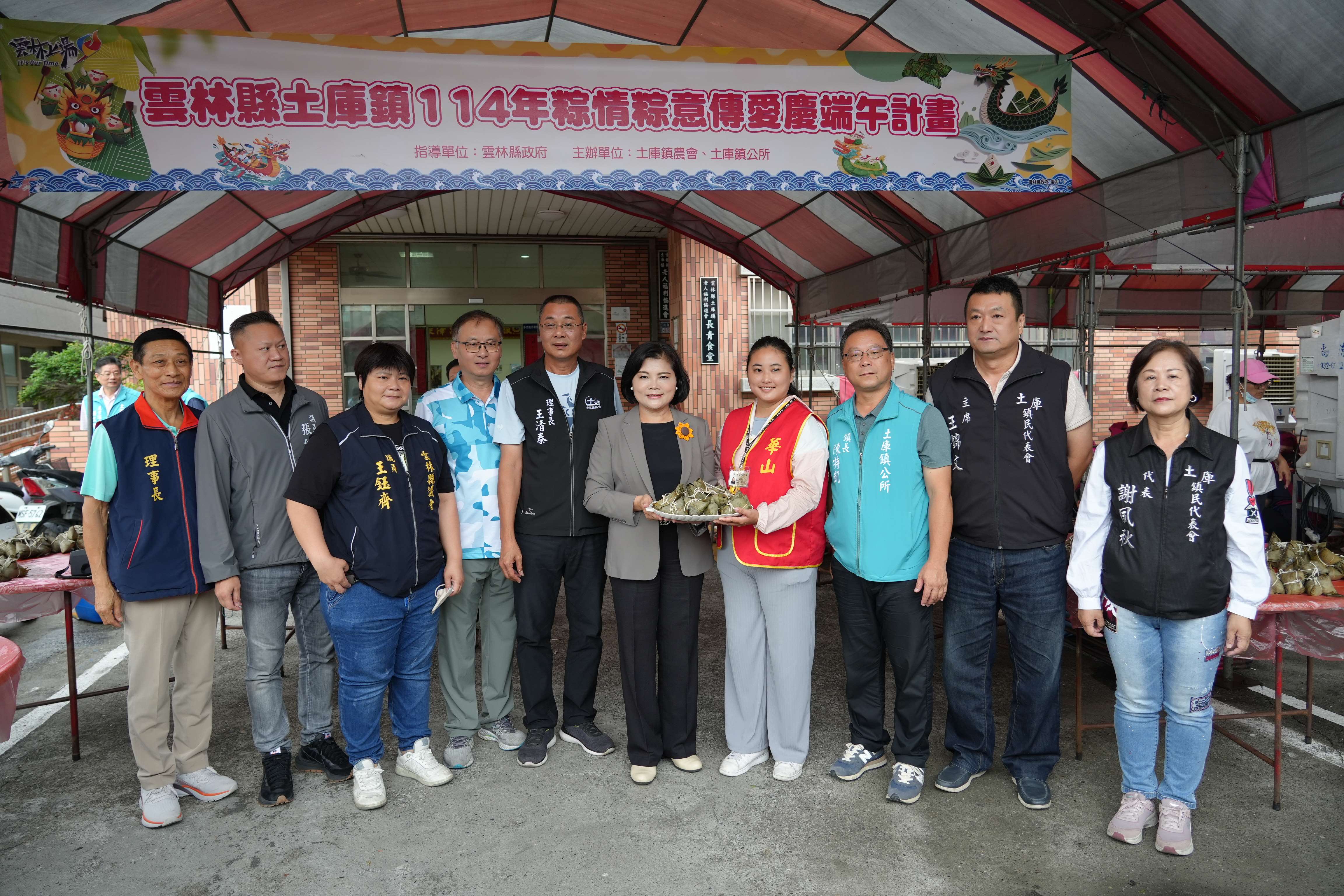 縣長張麗善代表主辦單位送給華山基金會分送獨居長輩。