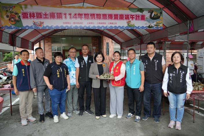 縣長張麗善代表主辦單位送給華山基金會分送獨居長輩。