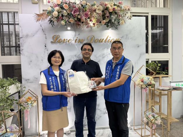 雲林科技大學伊朗籍副教授莫薩利（Dr. Mosallaei）經內政部核准正式歸化中華民國國籍。