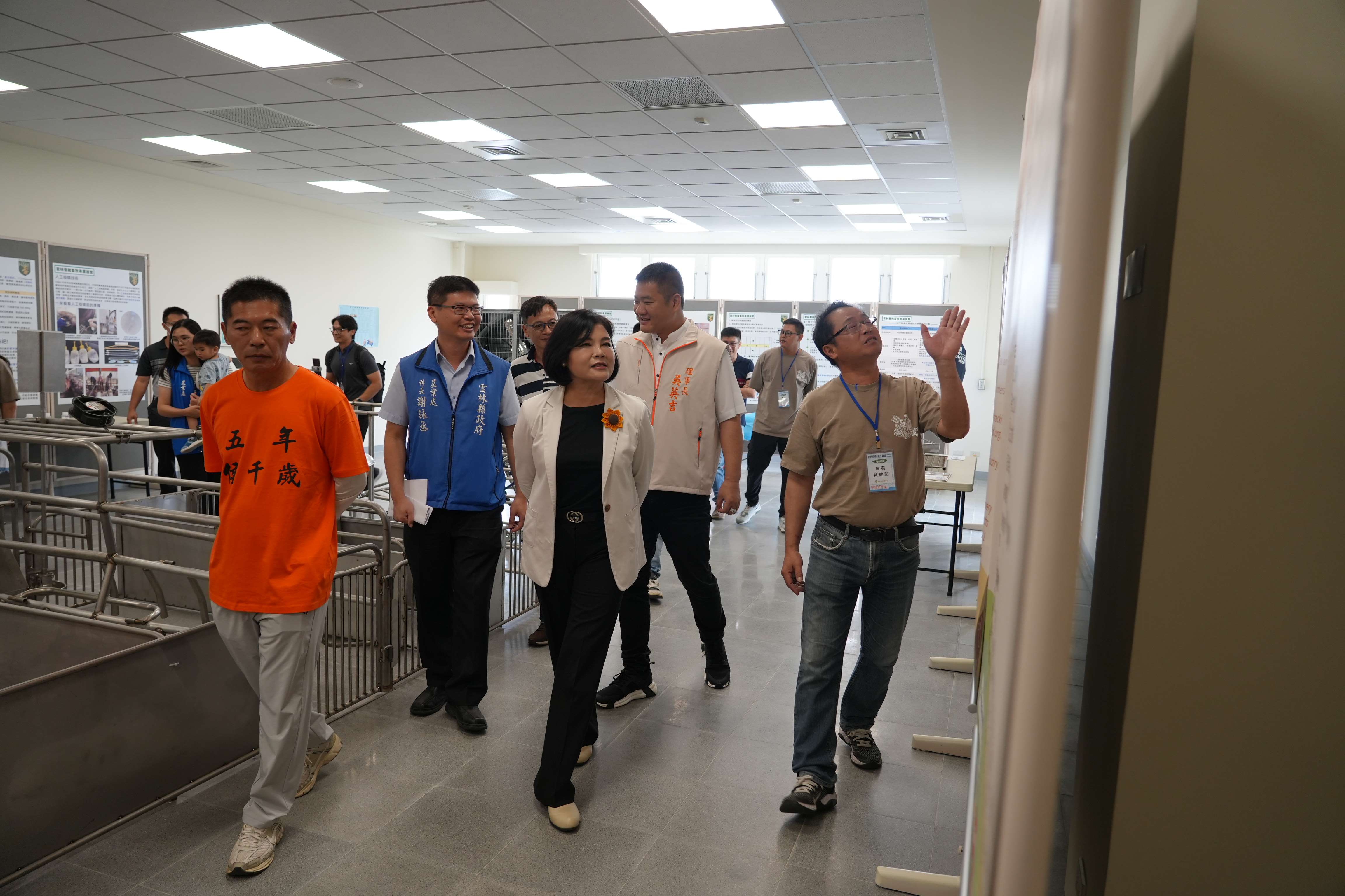 縣長張麗善參觀養豬產業發展歷程。