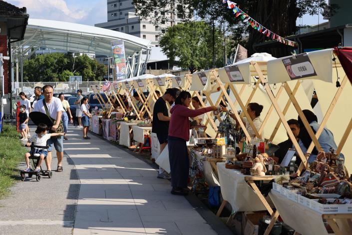 市集活動邀請來自越南、印尼、韓國、土耳其、原住民族等多國新住民品牌參與，讓民眾無需出國也能享受一場國際級的味覺旅行。
