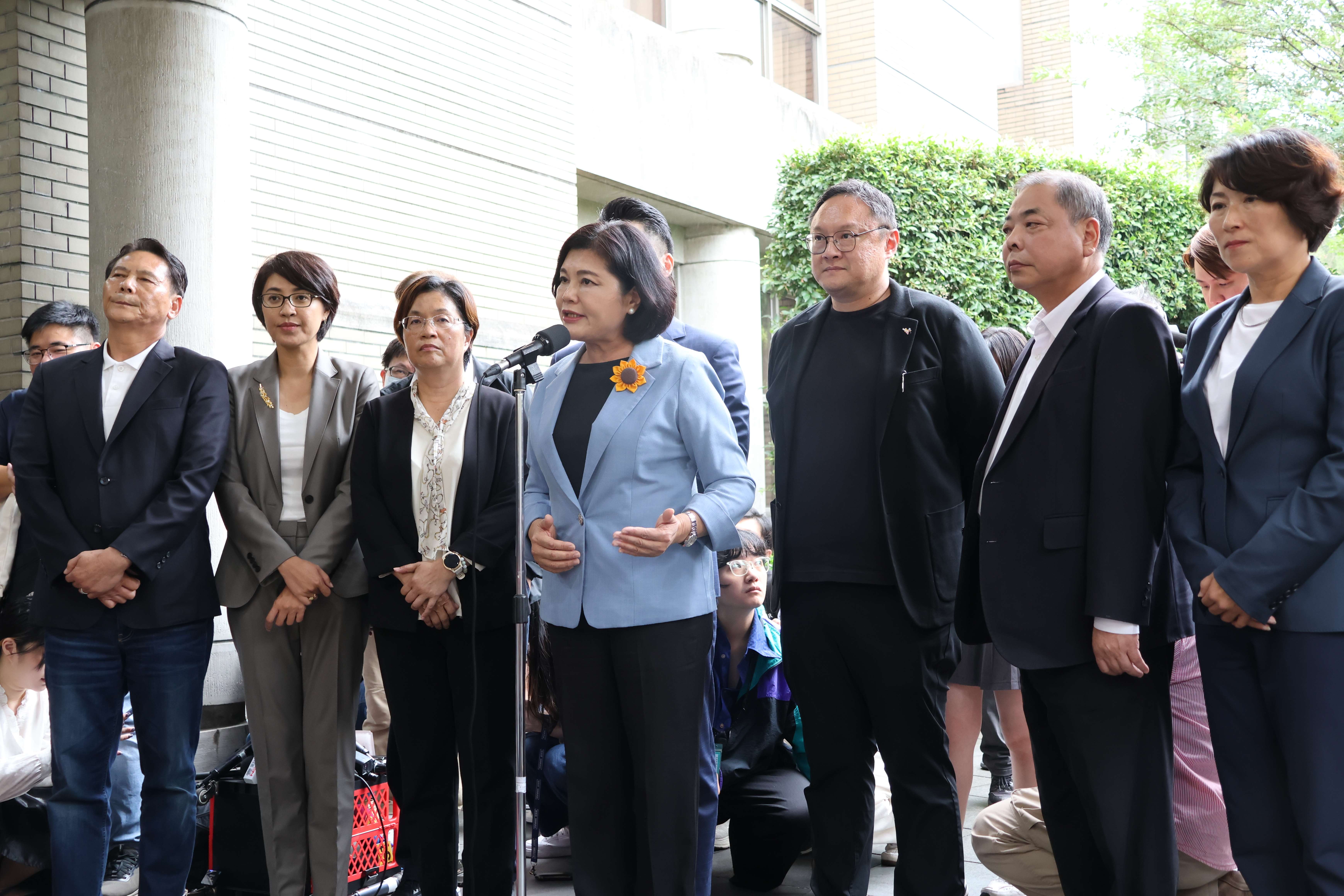 張縣長疾呼: 政府應該站在百姓立場思考，確保地方基礎建設、推動教育及社會福利，讓百姓真正安居樂業。