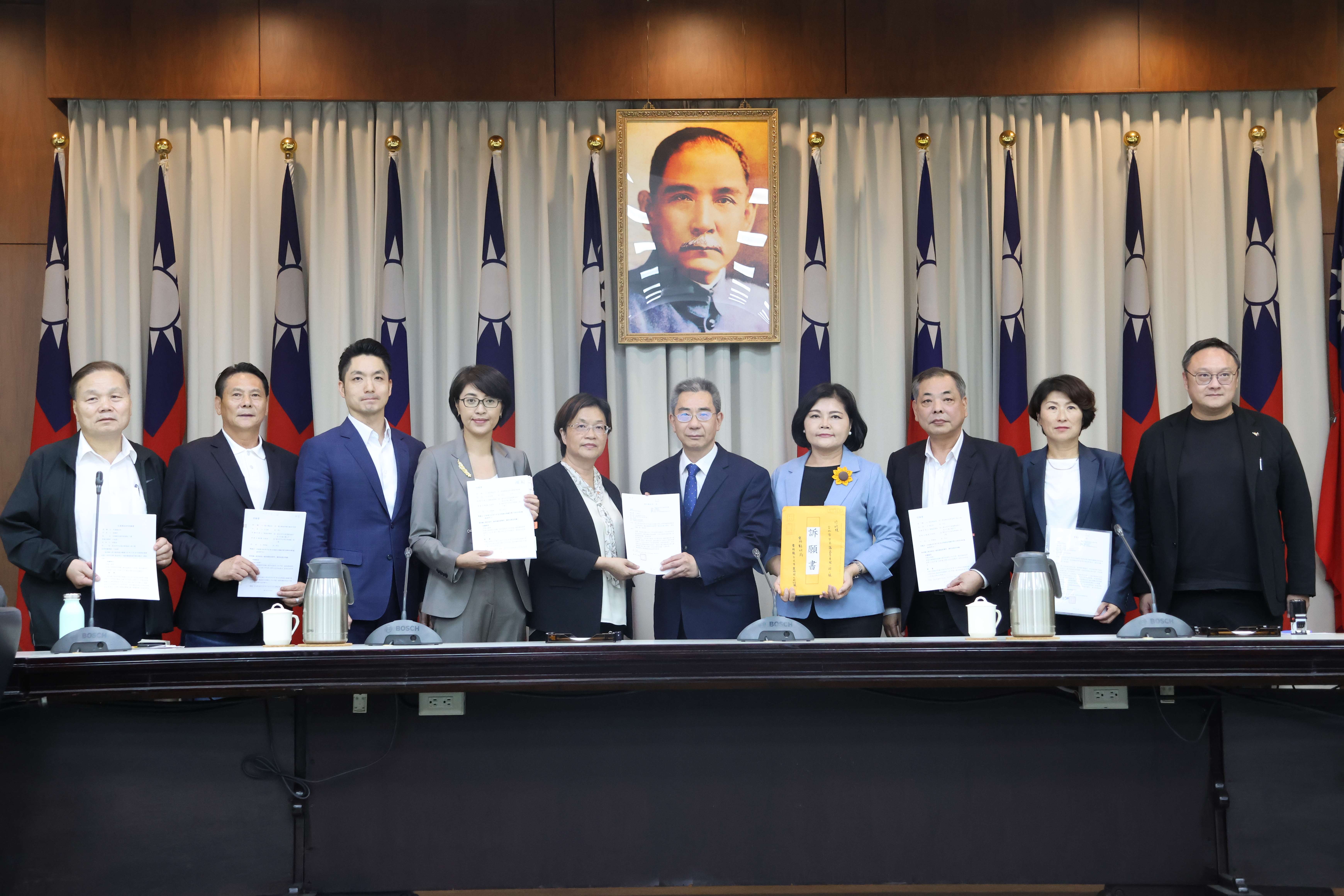 張麗善縣長偕多位縣市首長赴行政院遞交訴願書
