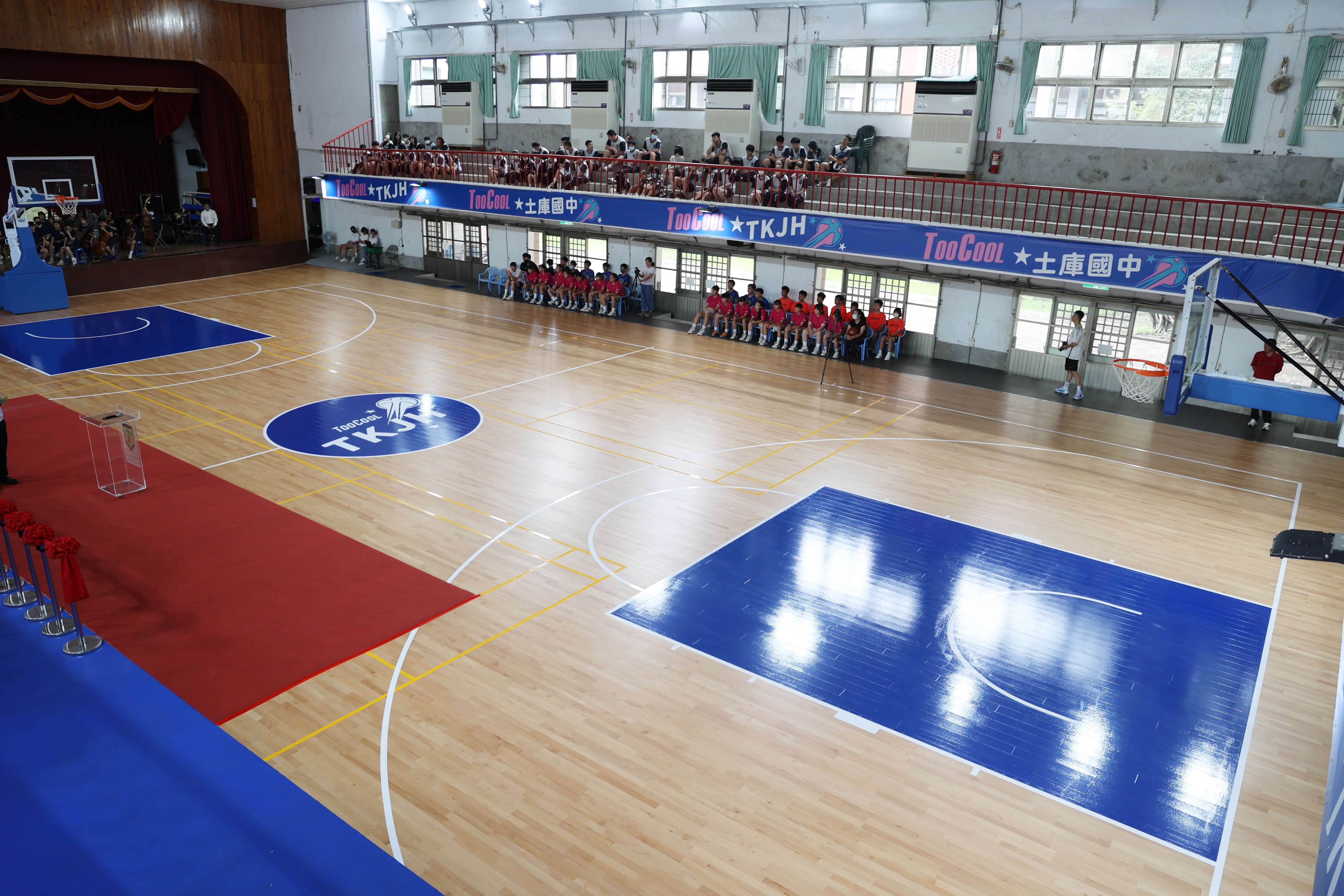 雲林縣土庫國中活動中心地坪，去年7月遭逢凱米風災肆虐破壞，在立法委員丁學忠協助奔走爭取新臺幣637萬4,000元凱米颱風災後復建工程經費，今順利啟用