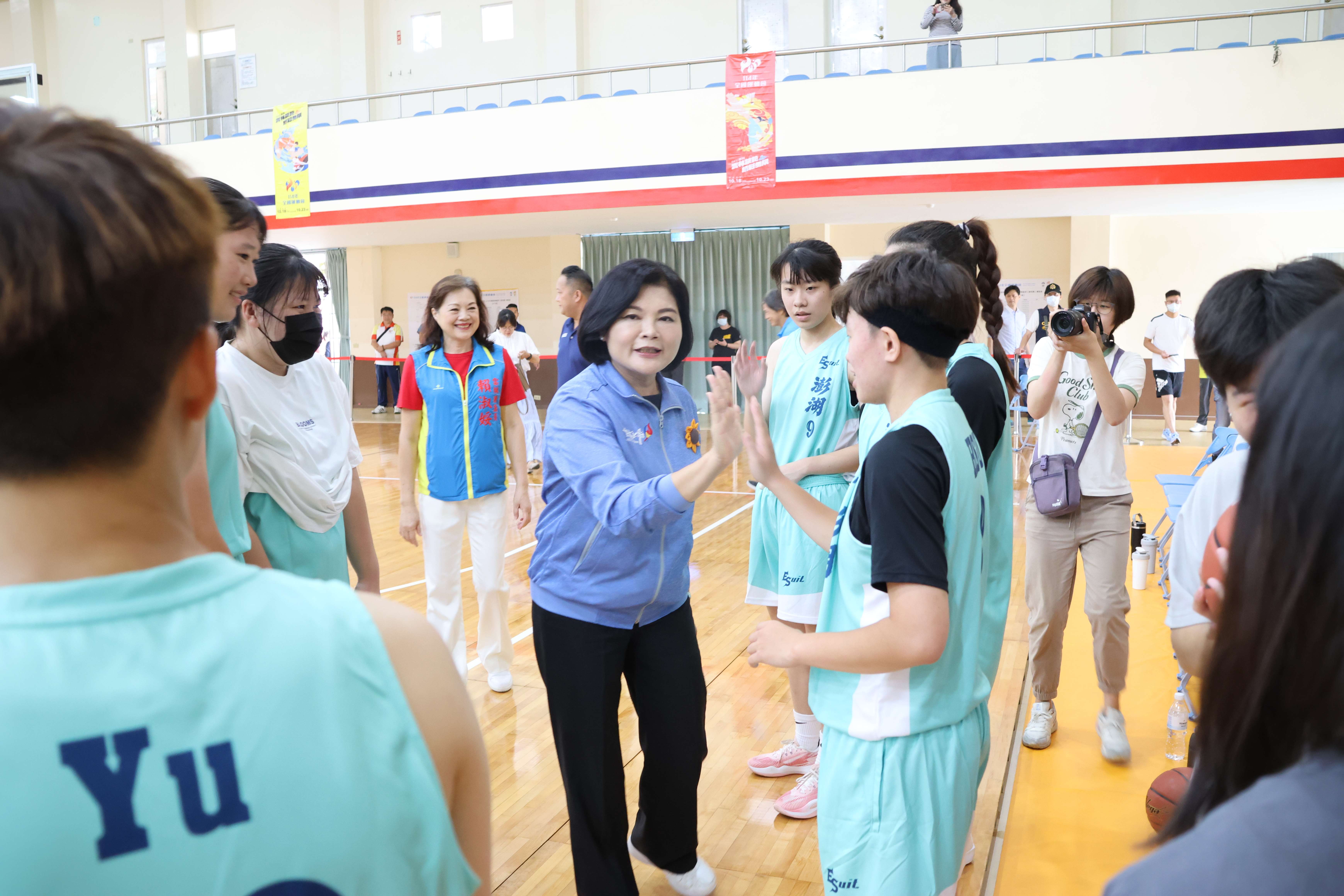 張縣長與選手們一一擊掌  表達誠摯的歡迎