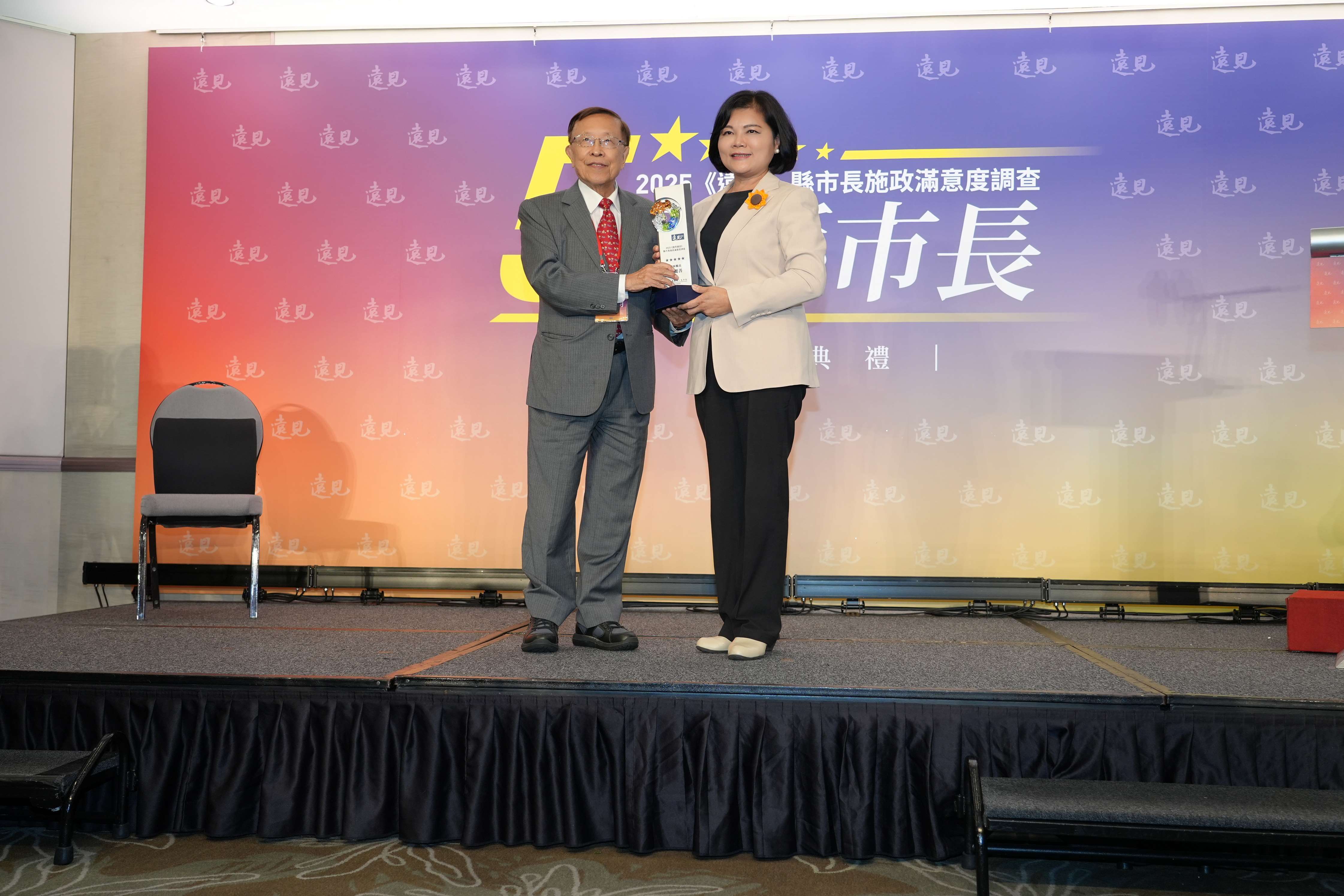雲林縣長張麗善接受天下‧遠見創辦高希均「五星縣長」贈獎獎座。