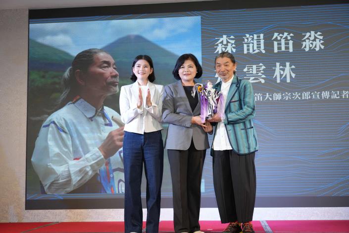 縣長張麗善致贈「素還真」戲偶給宗次郎大師。
