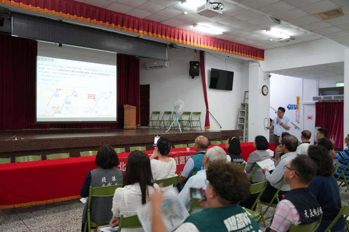顧問公司說明「北港溪右岸防汛道路拓寬暨與台78快速銜接」評估計畫。