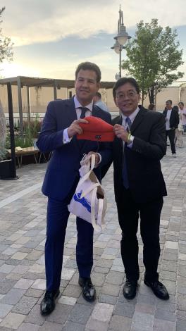 雲林縣政府秘書處劉志偉主任致贈雲林在地伴手禮予拉斯羅薩斯市長José de la Uz，展現台灣與西班牙城市間的友好交流情誼。