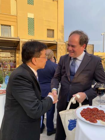 雲林縣政府代表團與國際智慧城市領袖會面，致贈雲林特產予拉斯羅薩斯副市長等重要人士。