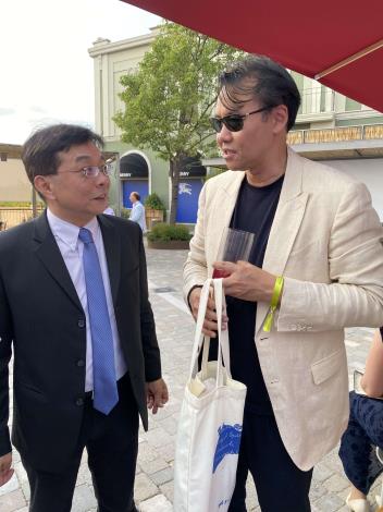 雲林縣秘書處劉志偉主任與Las Rozas Village營運總監Esteban Liang進行城市交流互動。
