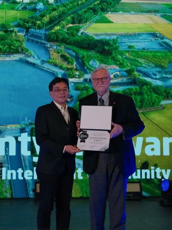 劉志偉主任於ICF Top 7晚宴中代表雲林縣接受智慧城市認證(Provisional Intelligent Community Certification)