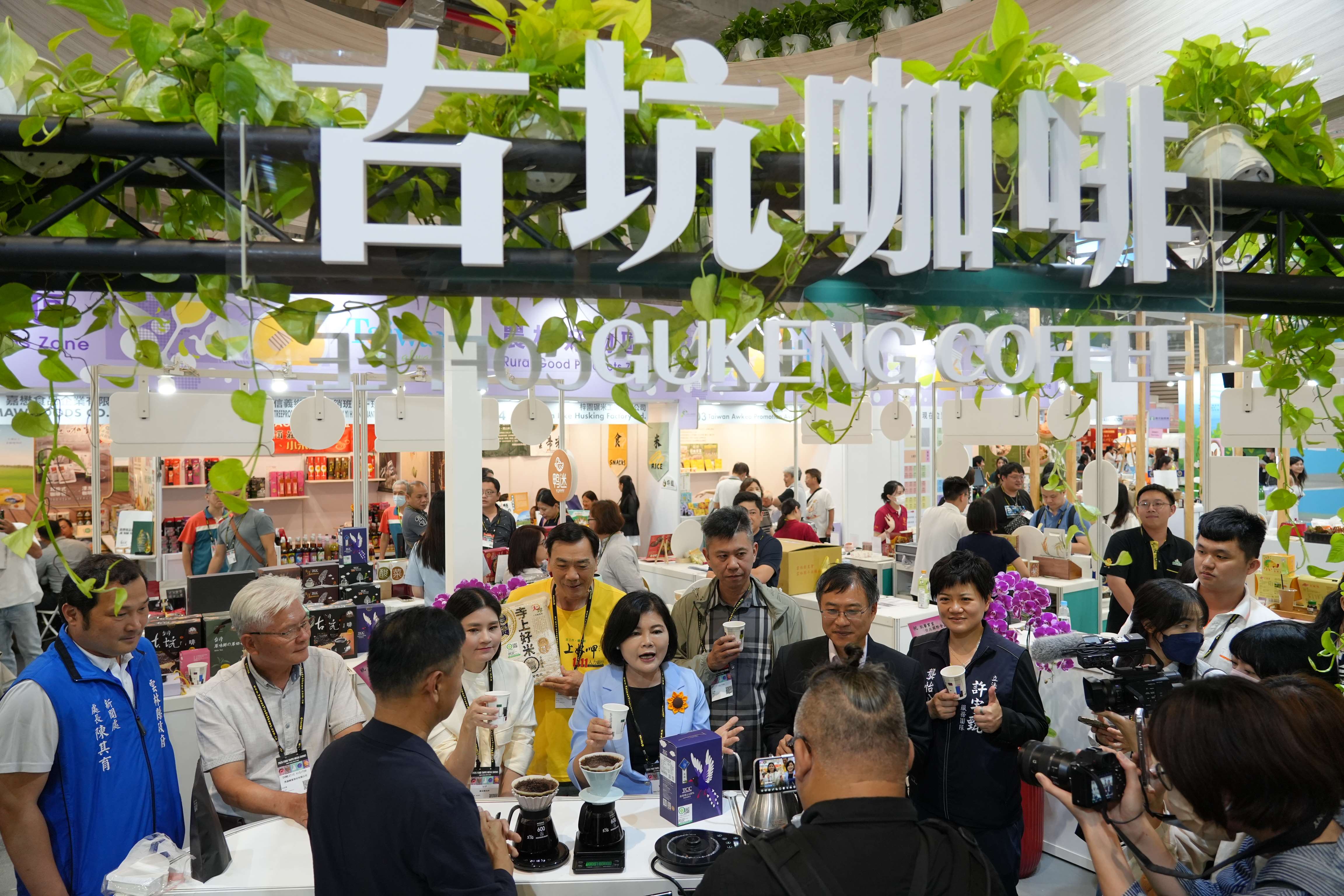 雲林良品館除優質雲林精品,特別設咖啡吧台提供咖啡原鄉古坑咖啡供品味。