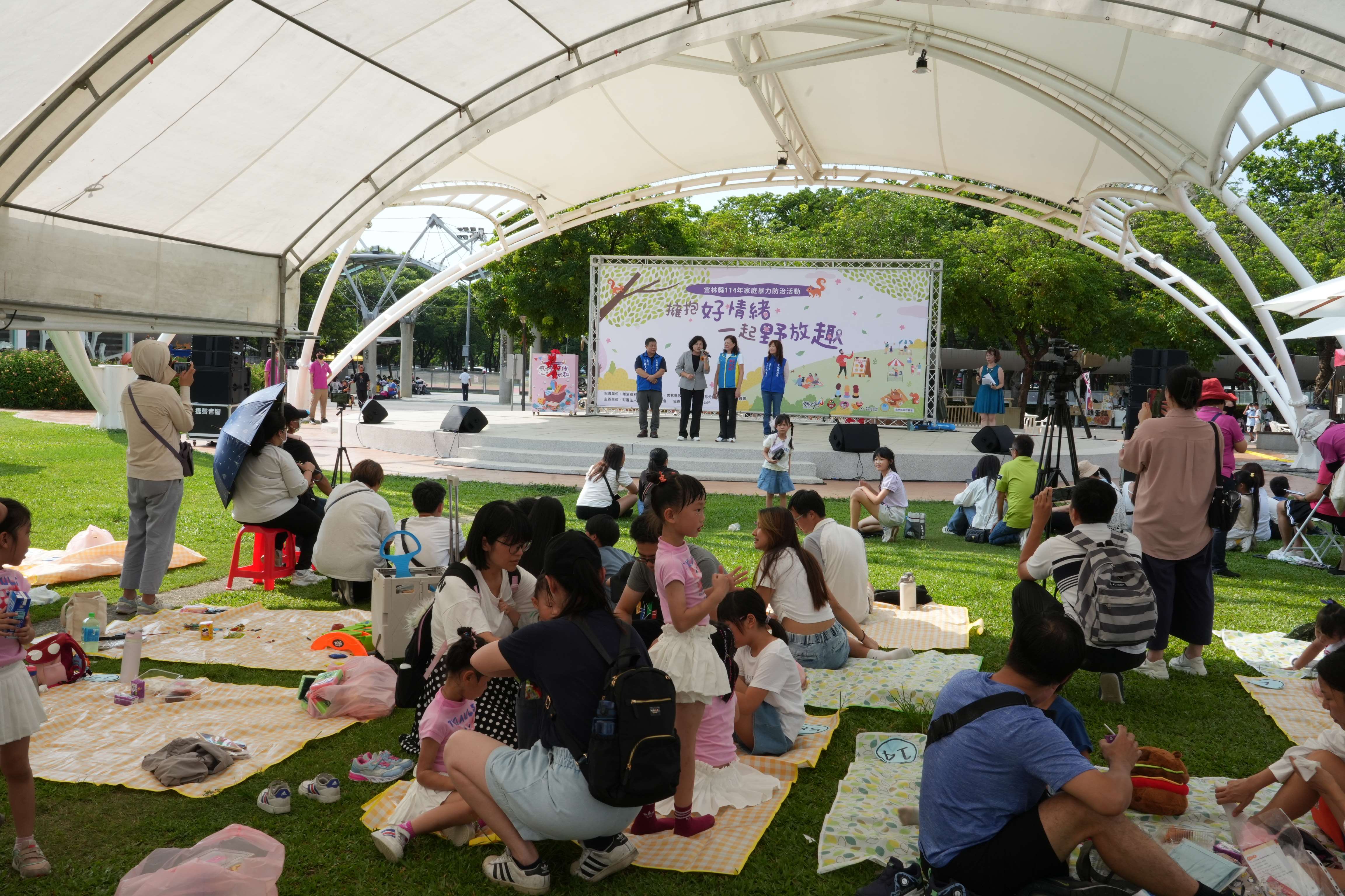 家庭暴力防治宣導活動搭配野餐的方式，讓參與的家庭能在輕鬆的活動過程中，汲取家暴防治的理念。