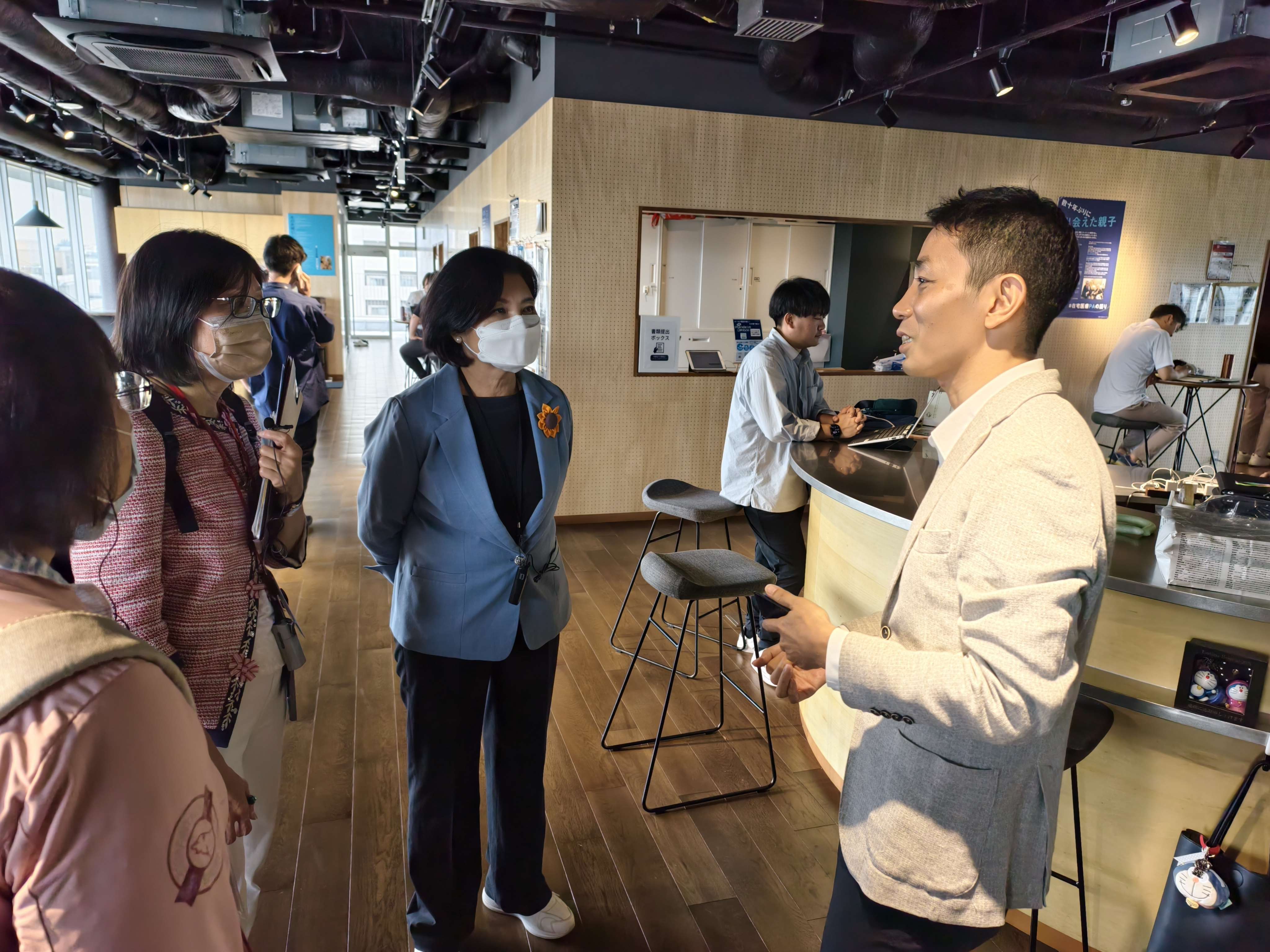 安井理事長介紹醫院人員舒適自在的工作環境