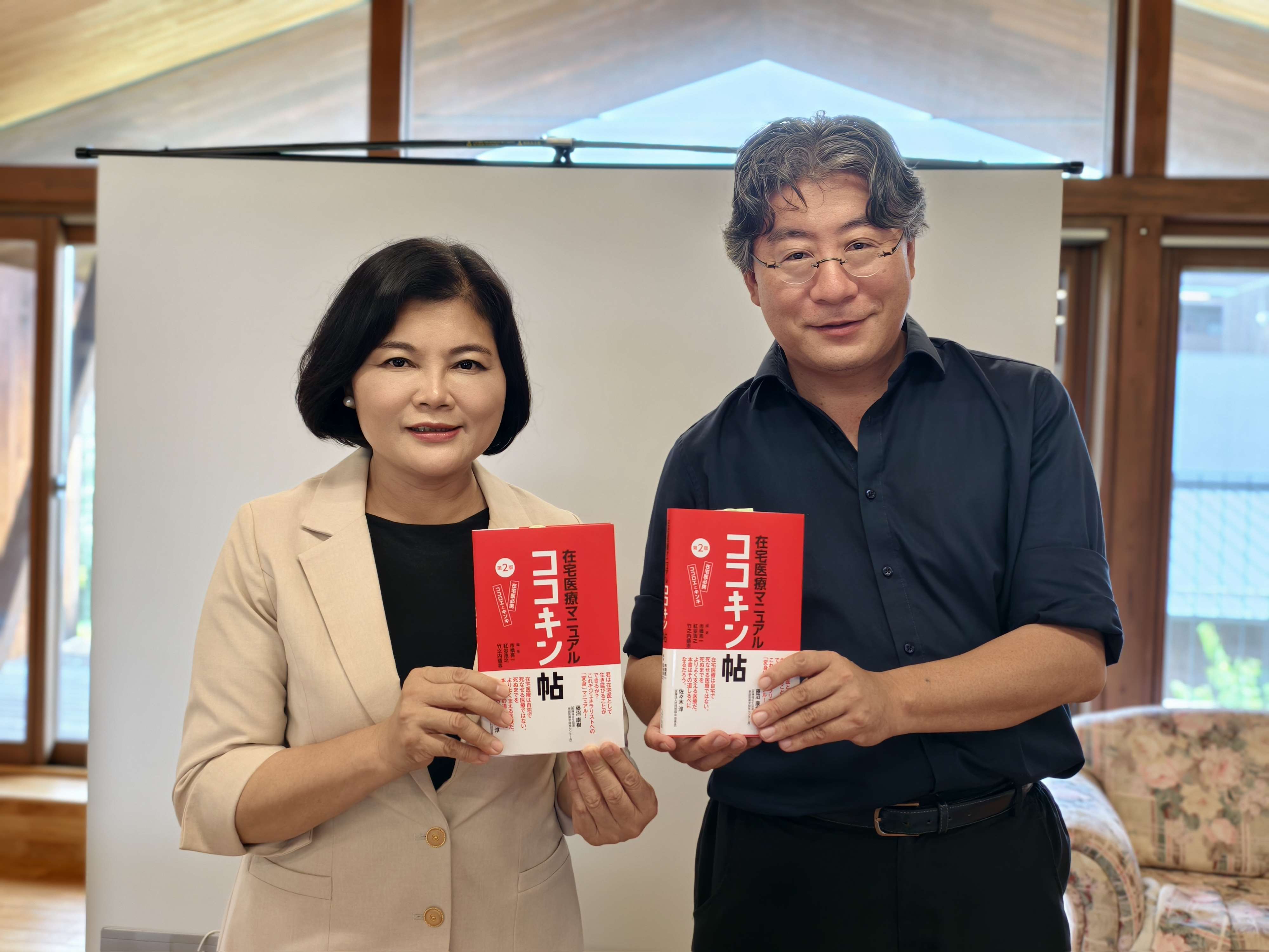 Kagayaki綜合在宅醫療診所創辦人市橋亮一醫師贈送在宅醫療書籍給張麗善縣長。
