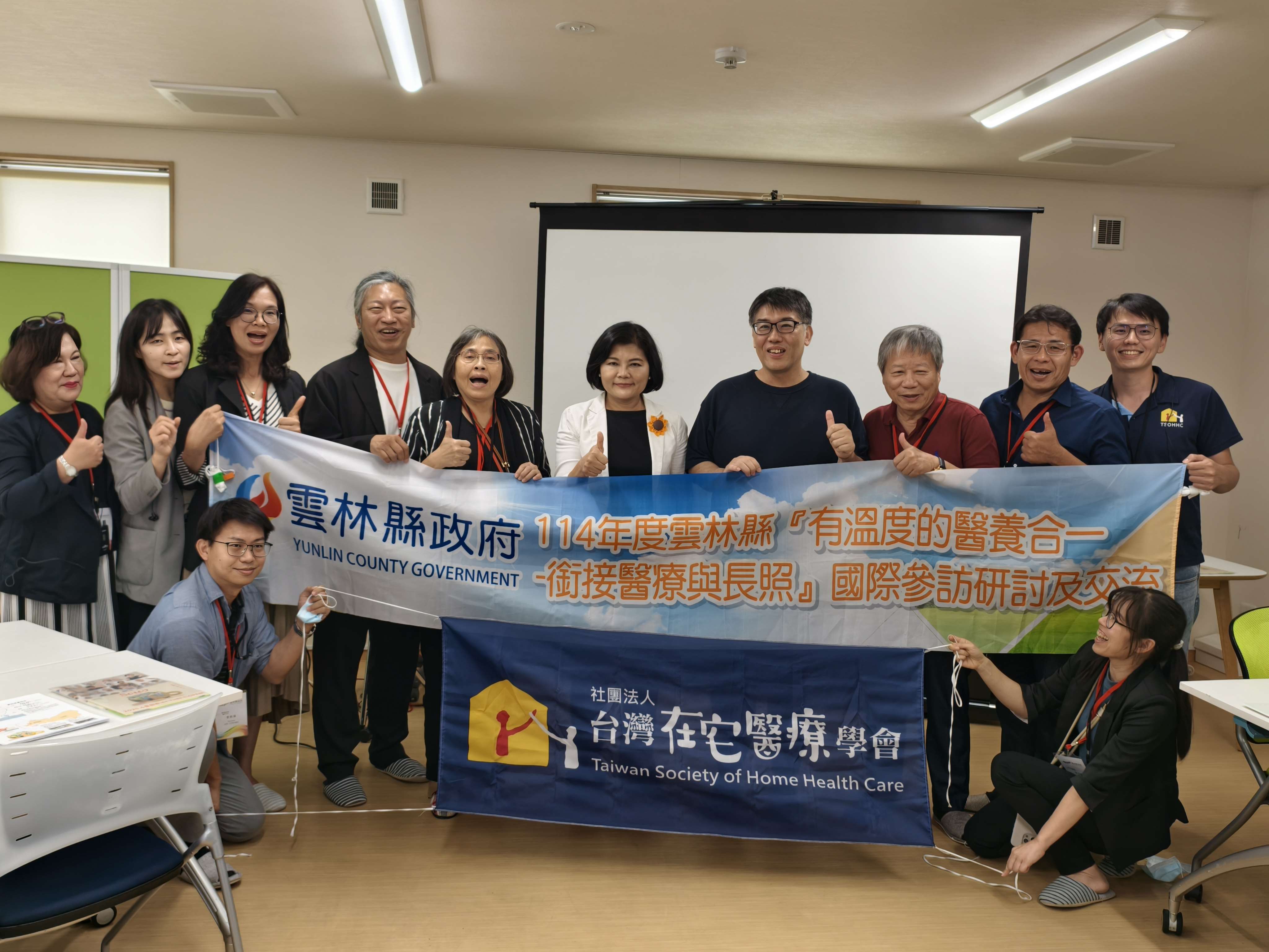 考察團參訪創新模式的Soup Town  中根先生(右4)熱情介紹與導覽