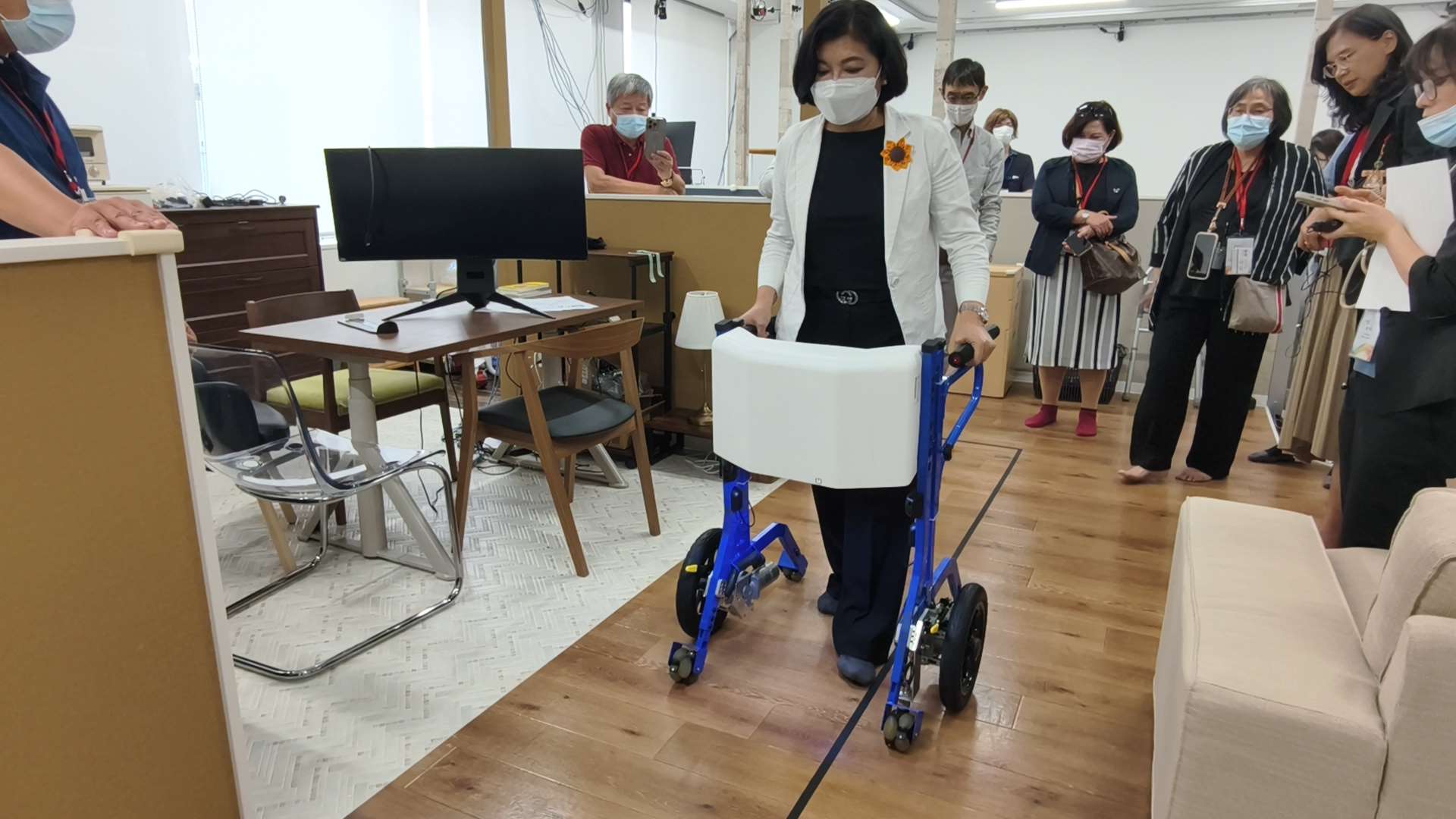 張縣長體驗復健機器人