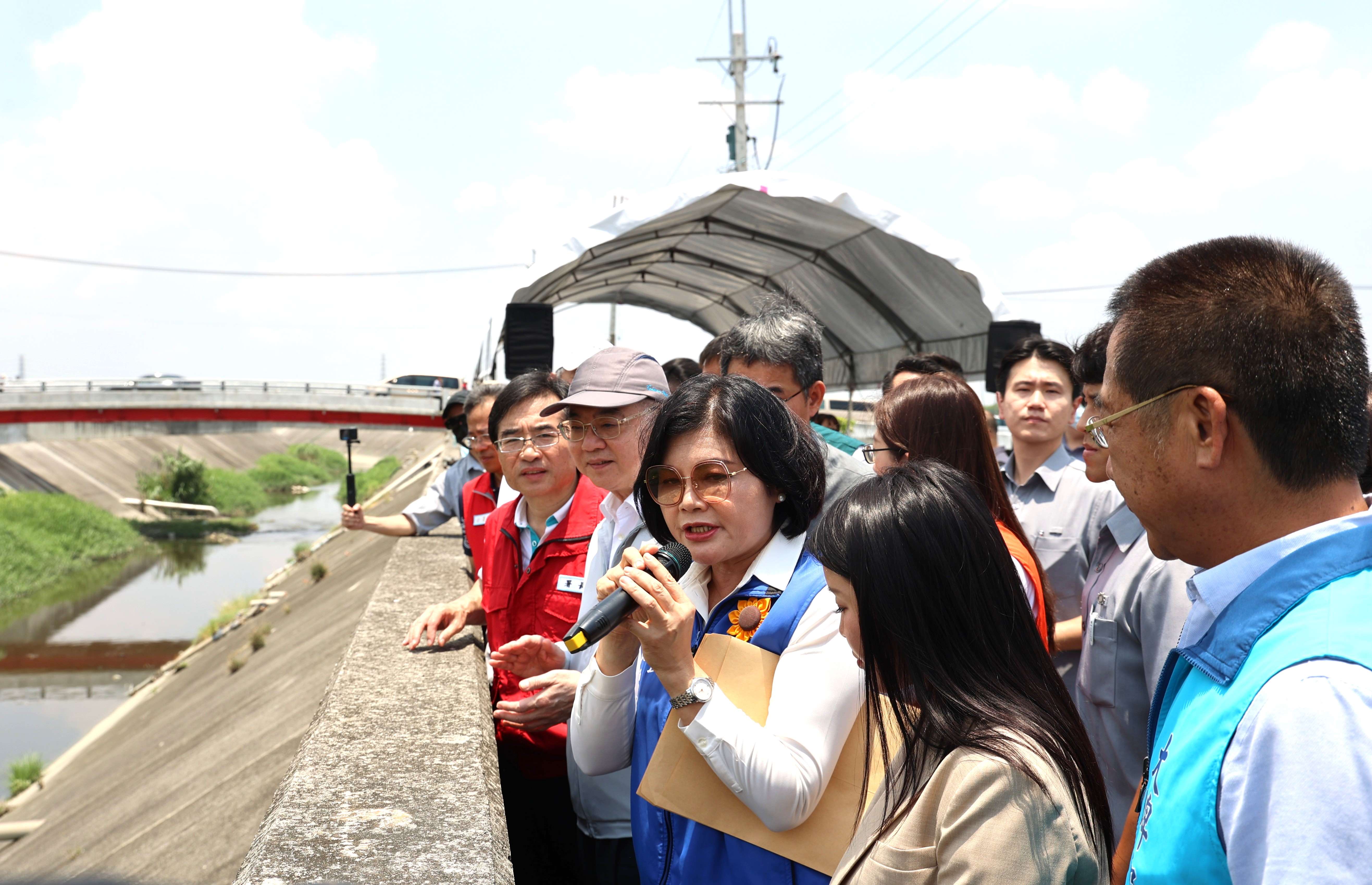 丹娜絲颱風進逼，雲林縣長張麗善5日上午陪同行政院長卓榮泰視察大埤鄉延潭大排整體治理現況