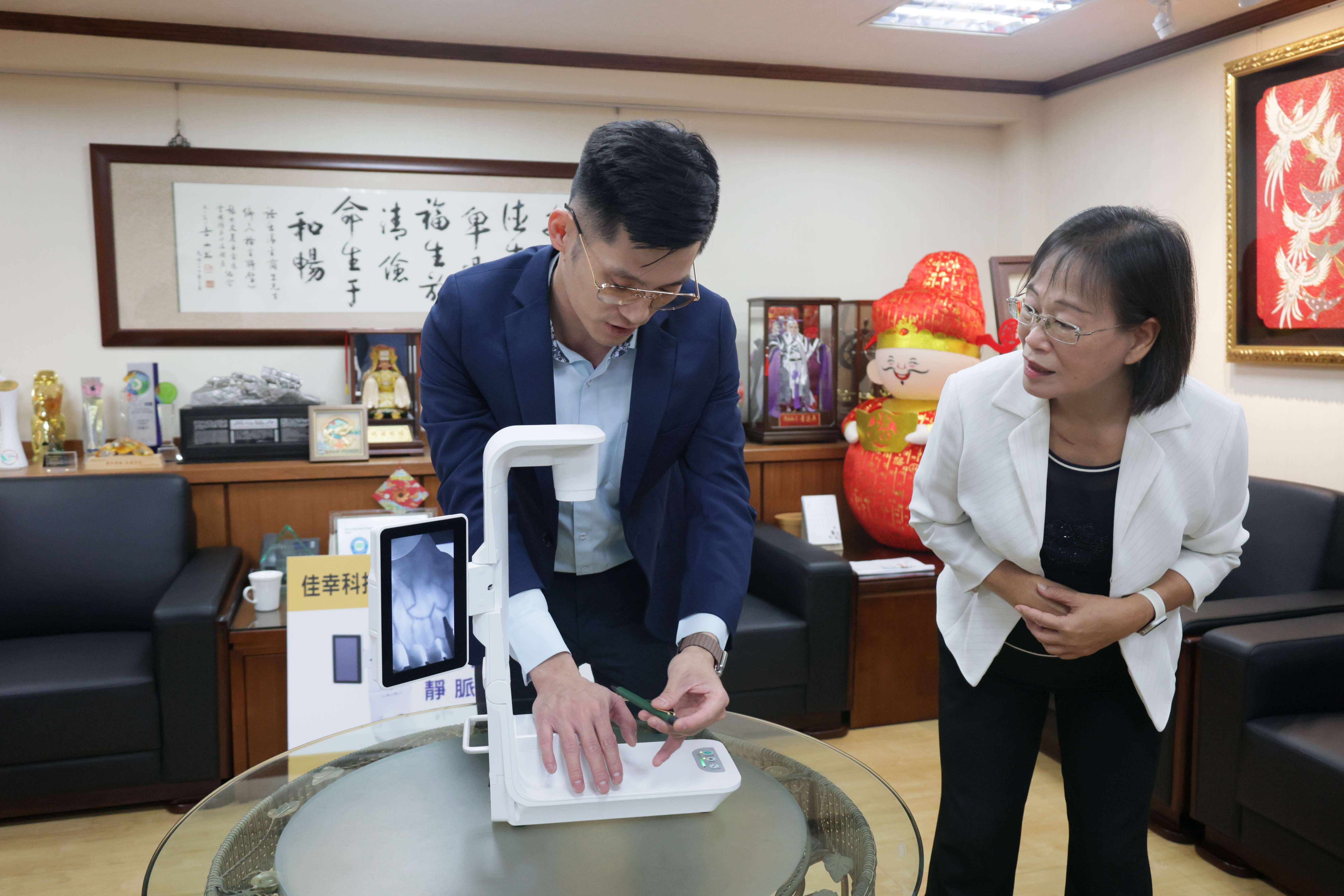 佳幸科技捐贈的3D靜脈定位儀具備高階顯影功能，能有效協助醫護人員更精準判斷靜脈位置，減少多次穿刺造成的不適。
