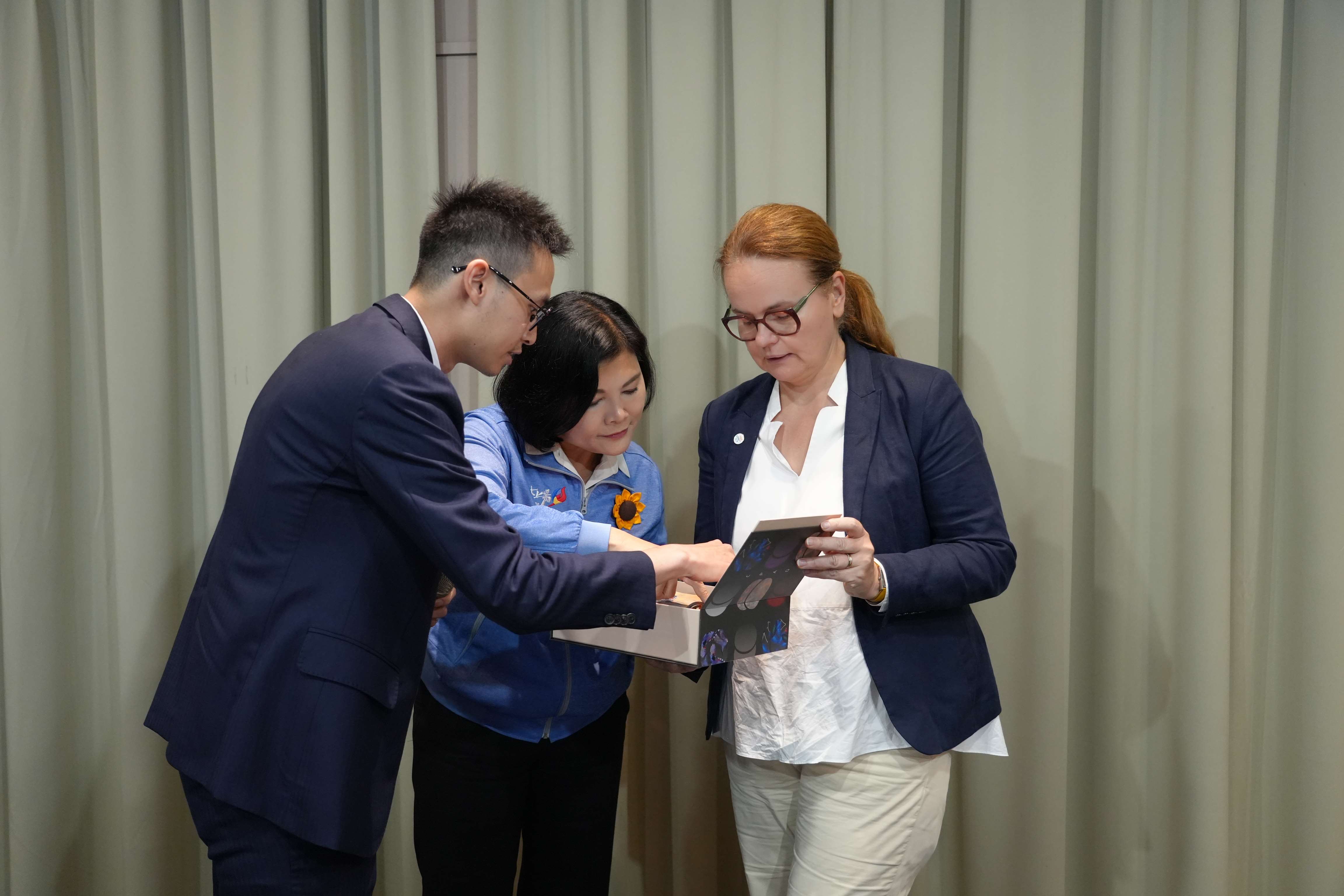 縣長張麗善歡迎歐洲議會資訊處處長Aleliunaite女士，致贈古坑咖啡。