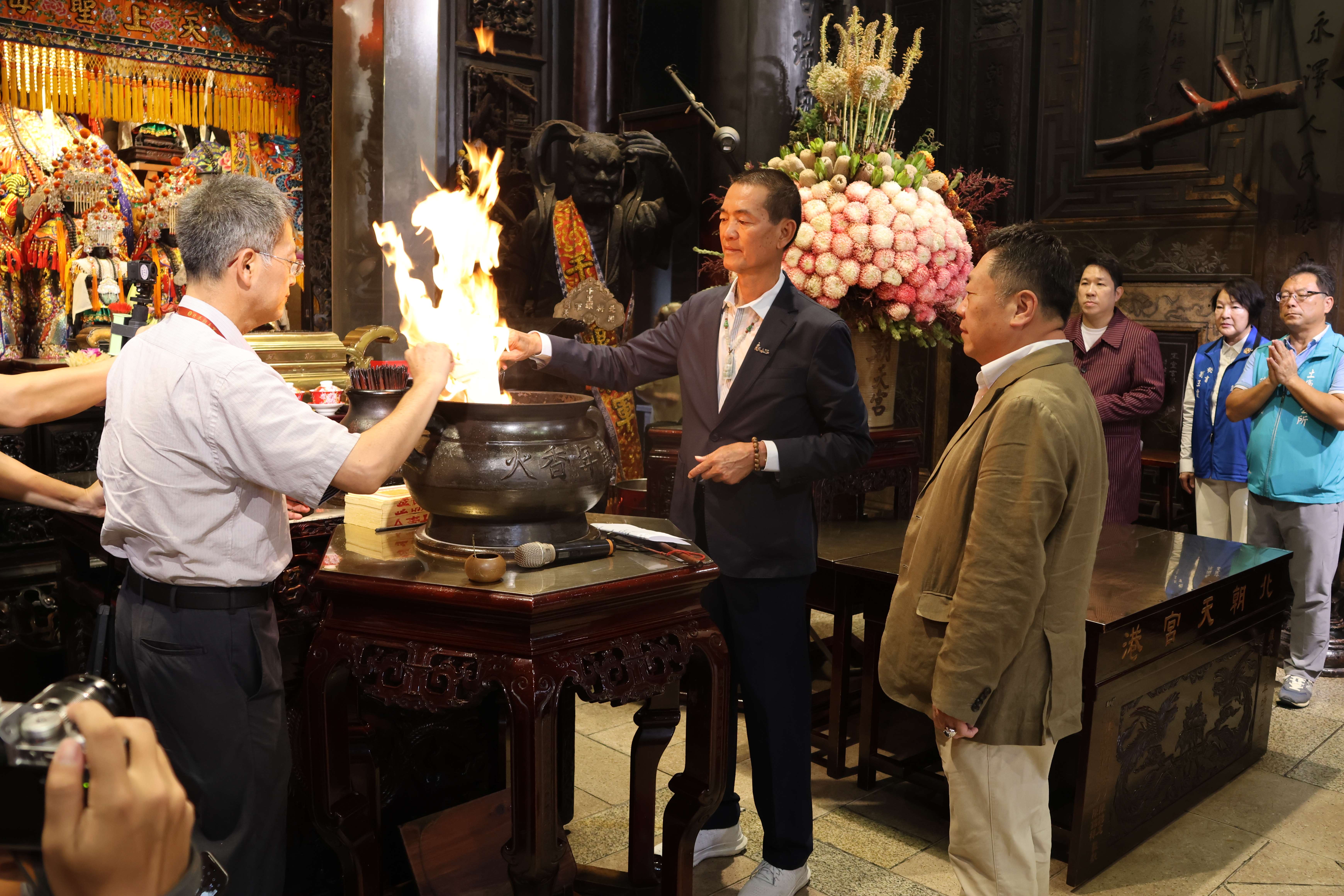 朝天宮董事長蔡咏鍀(中)及導演王重正(右)一同向媽祖上疏文 祈福