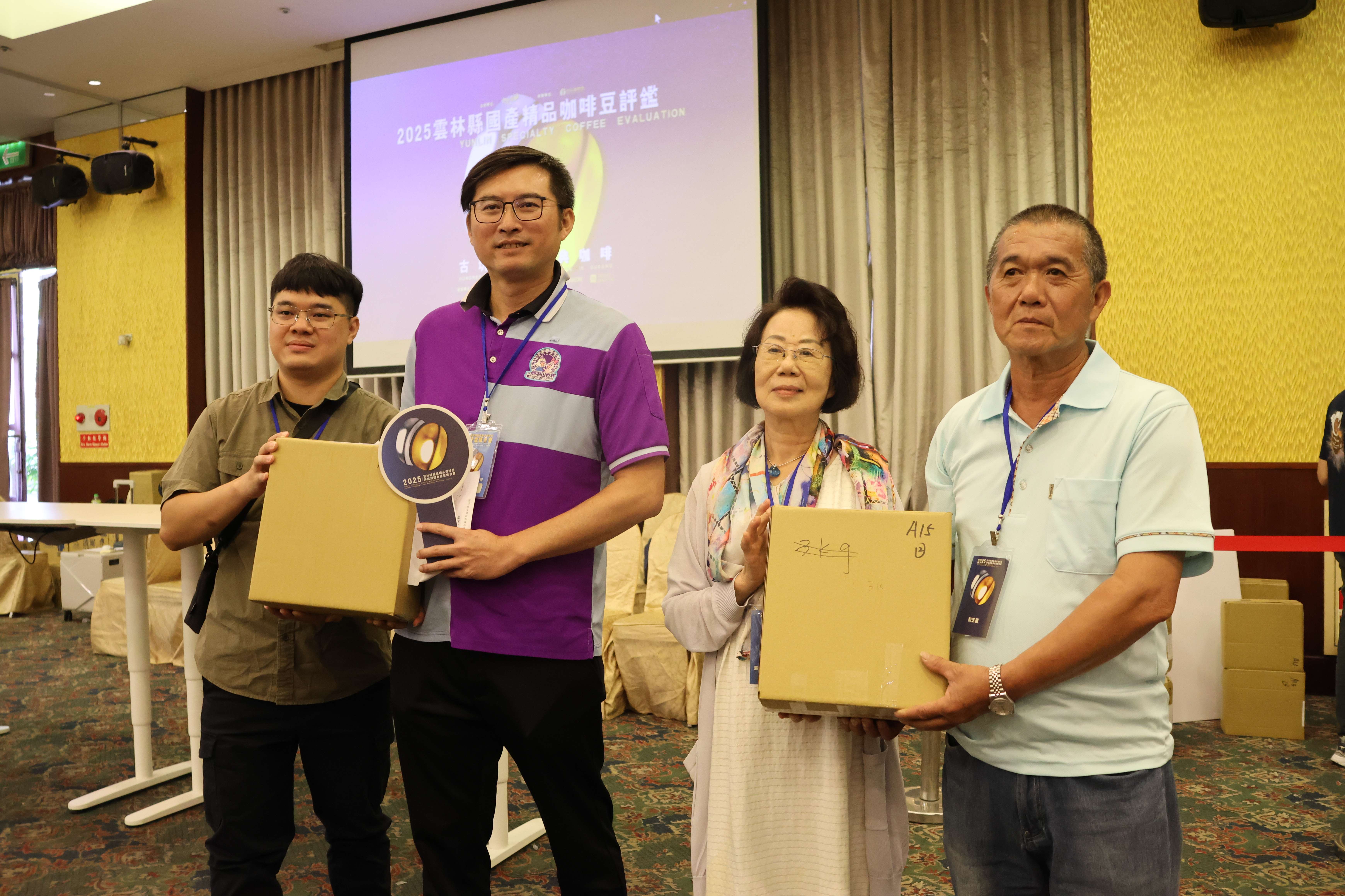 特等獎分由劍湖山(左2協理高銘鑕)及 台灣珈琲美學研究室(右2許欄香)以2.5及 2.2萬元標下