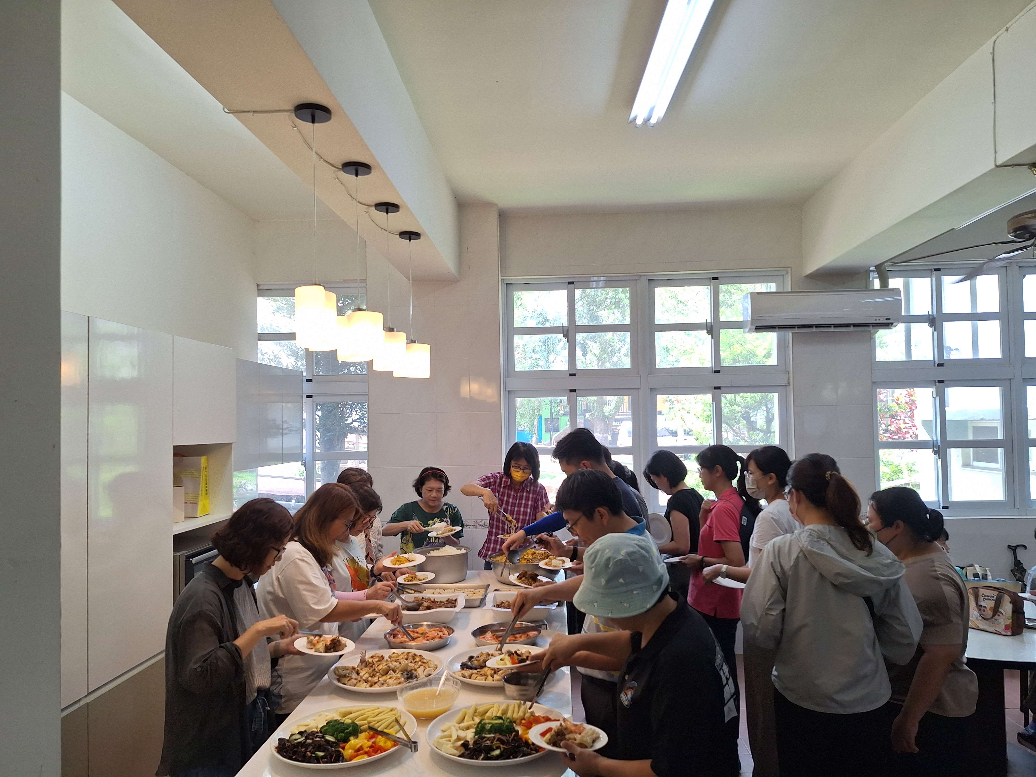 活動人員品嚐「華南人生七味餐」,感受最道地的風土滋味,傳遞以食連結土地與文化的理念。