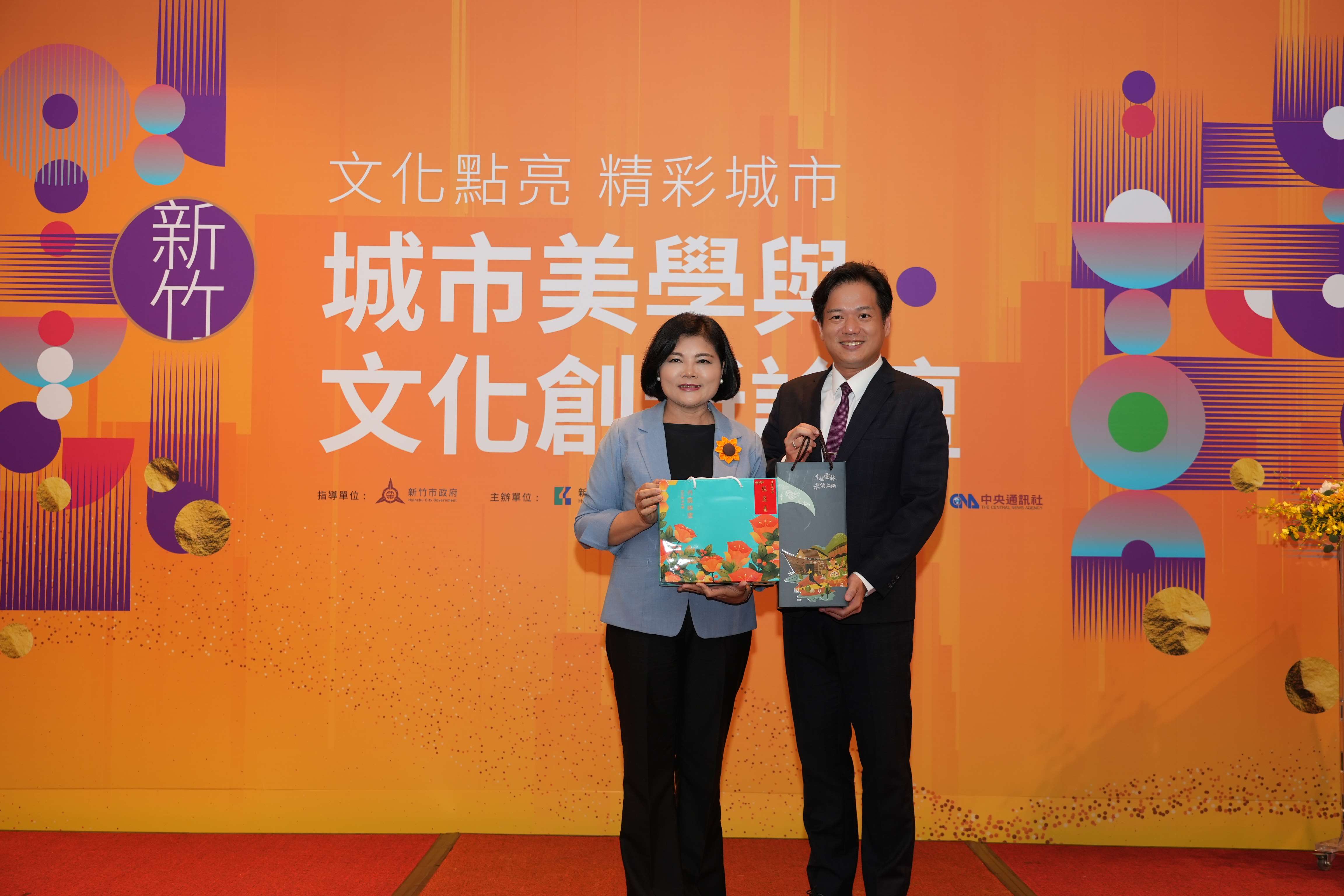 縣長張麗善與新竹市代理市長邱臣遠互贈禮物。