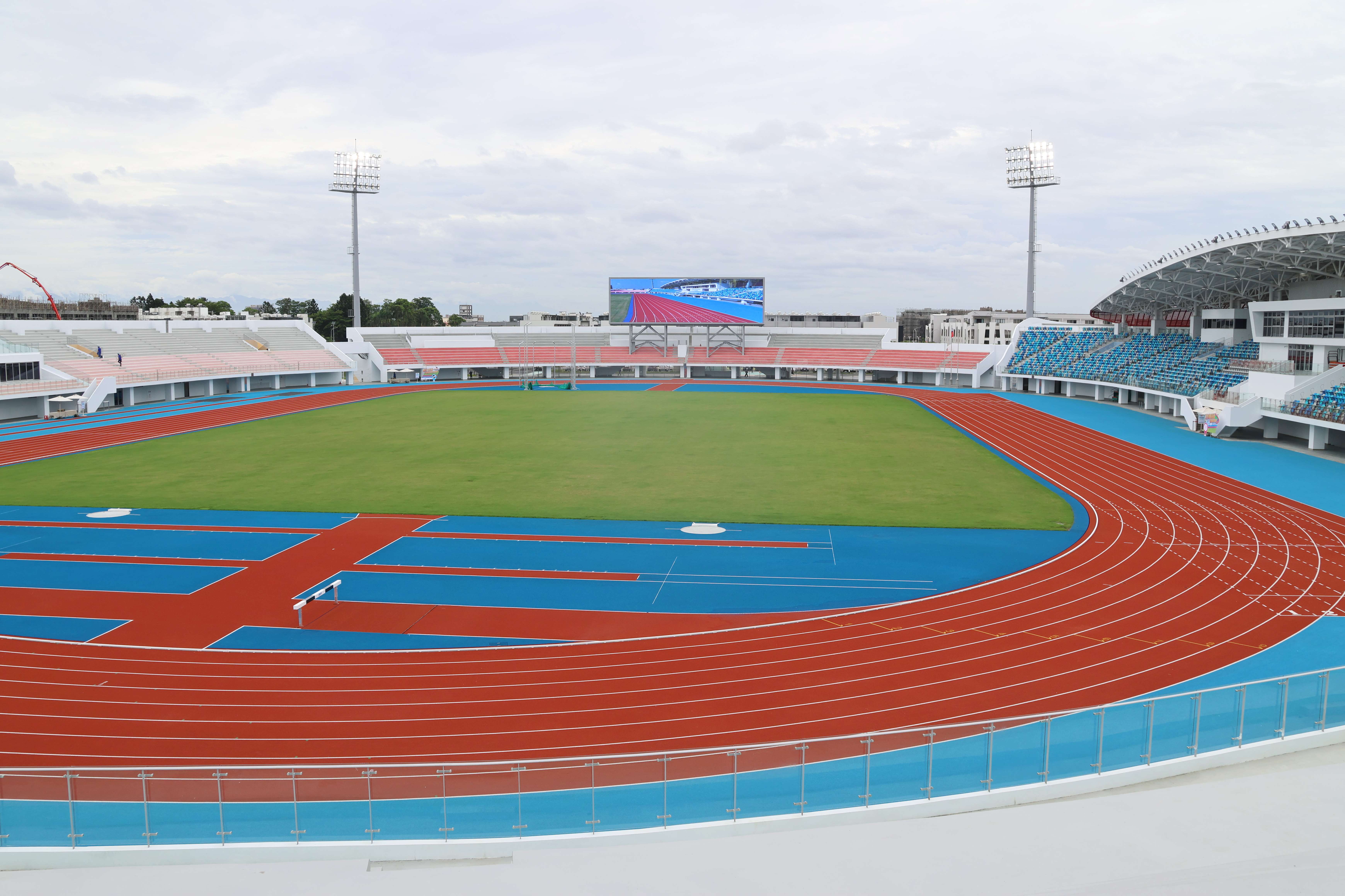 雲林縣立田徑場，是座國家賽事標準的田徑場，緊鄰高鐵佔地9.7公頃，可容納1萬5千人。