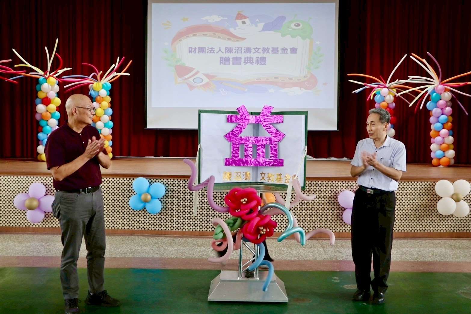 贈書儀式-陳世錦董事長與邱處長一同打開書卷有益