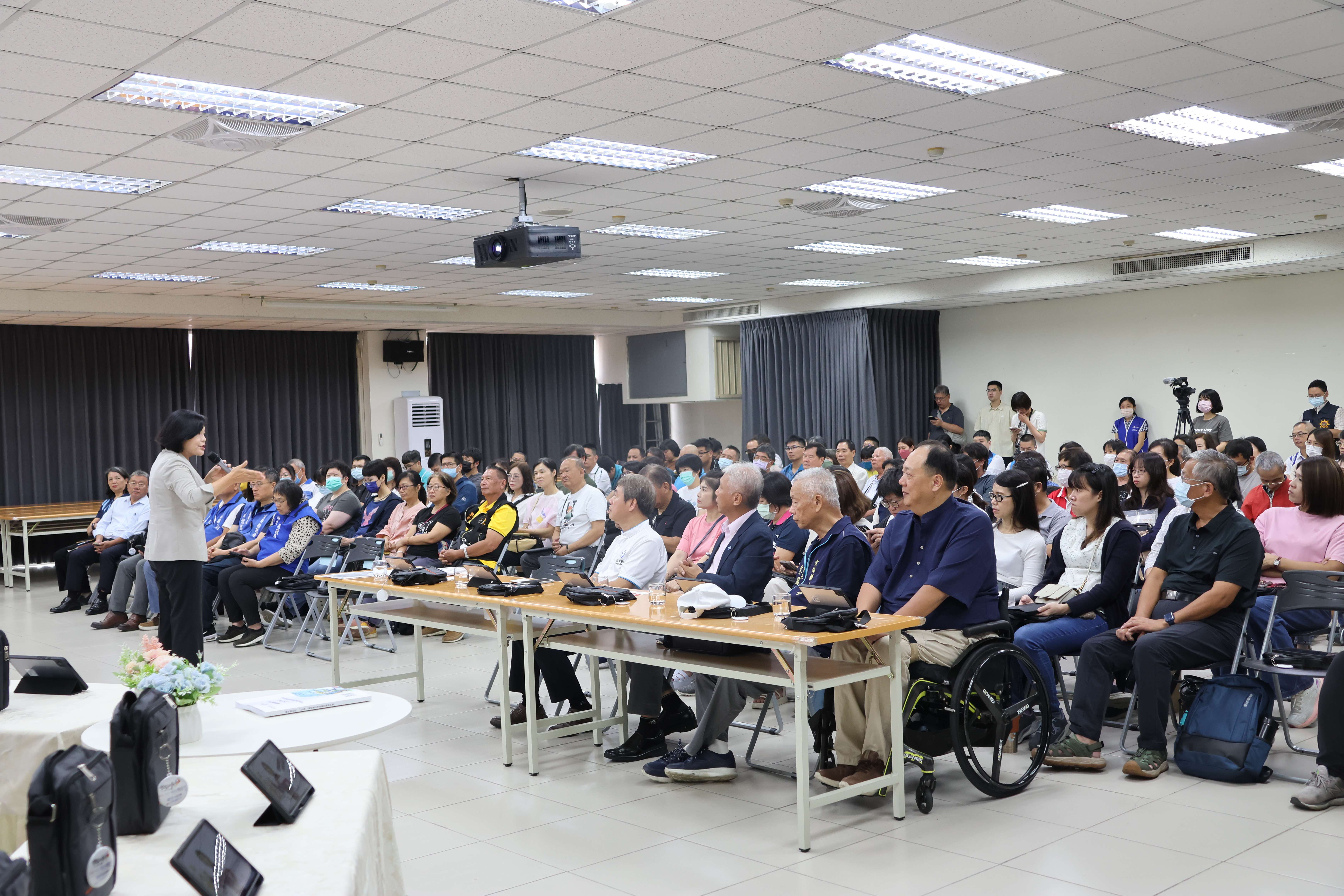 種子教師培訓營在今日開學後，移師土庫越港國小智慧教育中心 ，分5班(每班30人)進行2日教育訓練課程