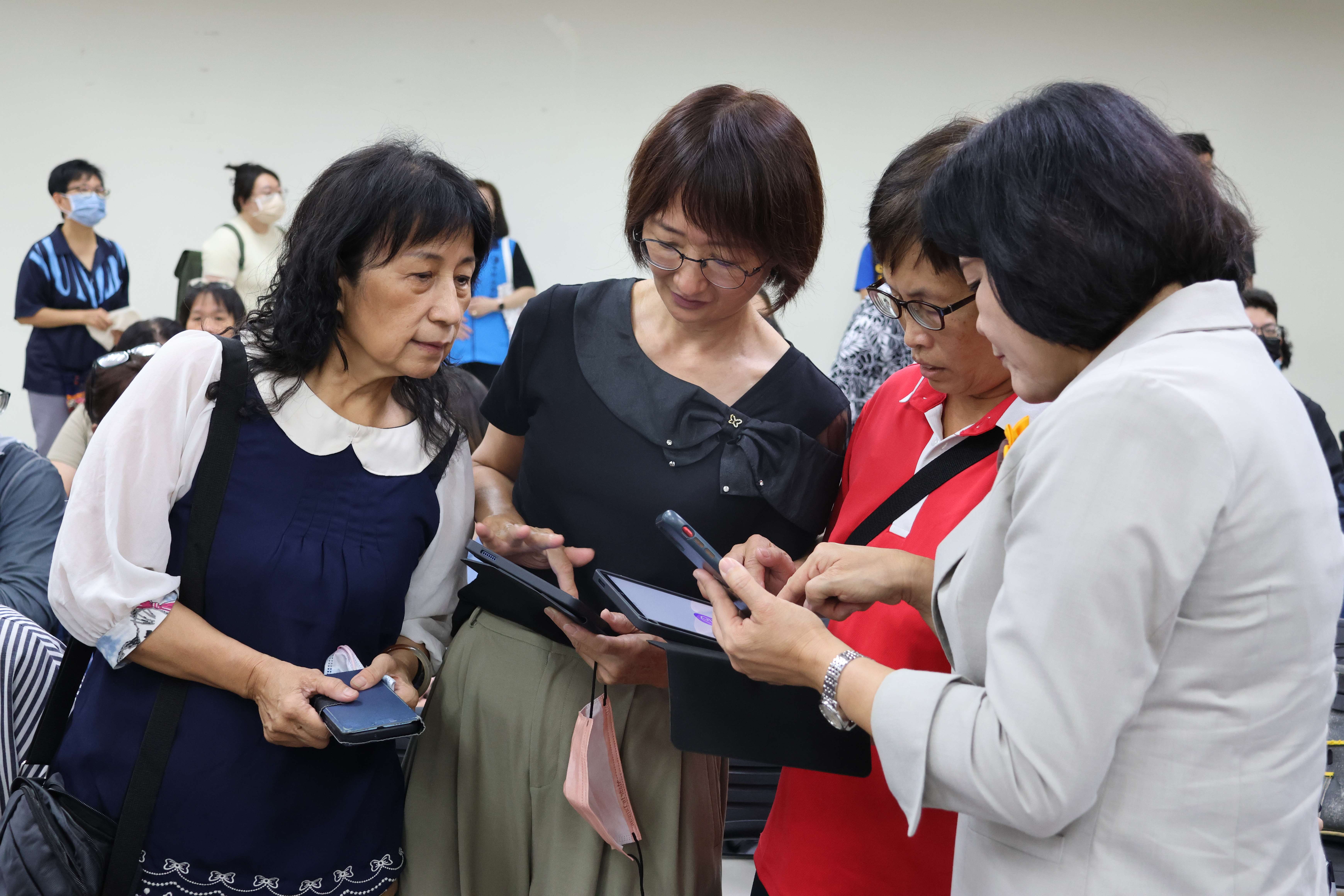 張縣長與學員們 切磋數位學習   