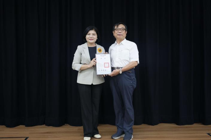 張縣長頒發「雲林縣鄉鎮市志榮譽顧問聘書」予《雲林縣志》總編纂吳學明教授