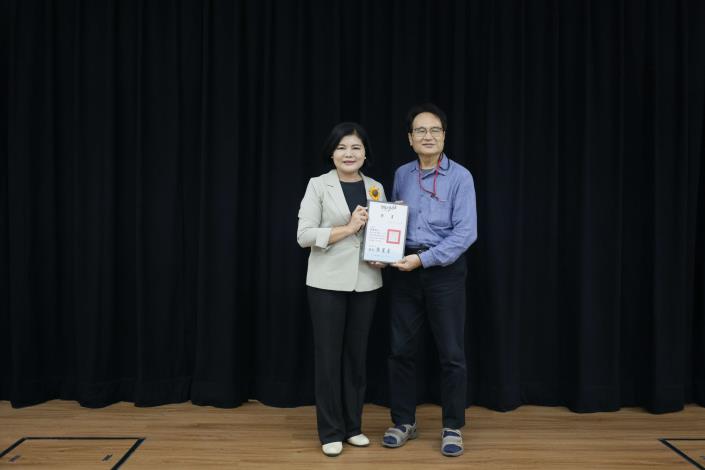 張縣長頒發「雲林縣志榮譽顧問聘書」予中央研究院李豐楙院士。