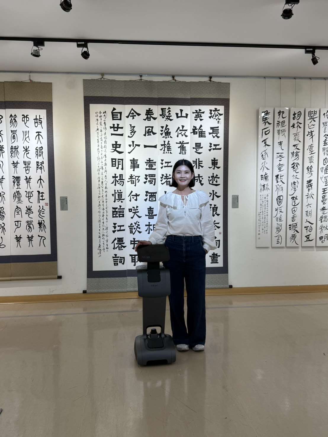 智慧導覽機器人將提供主動迎賓接待、場區導覽、定點帶位、語音問答解說等智慧服務。
