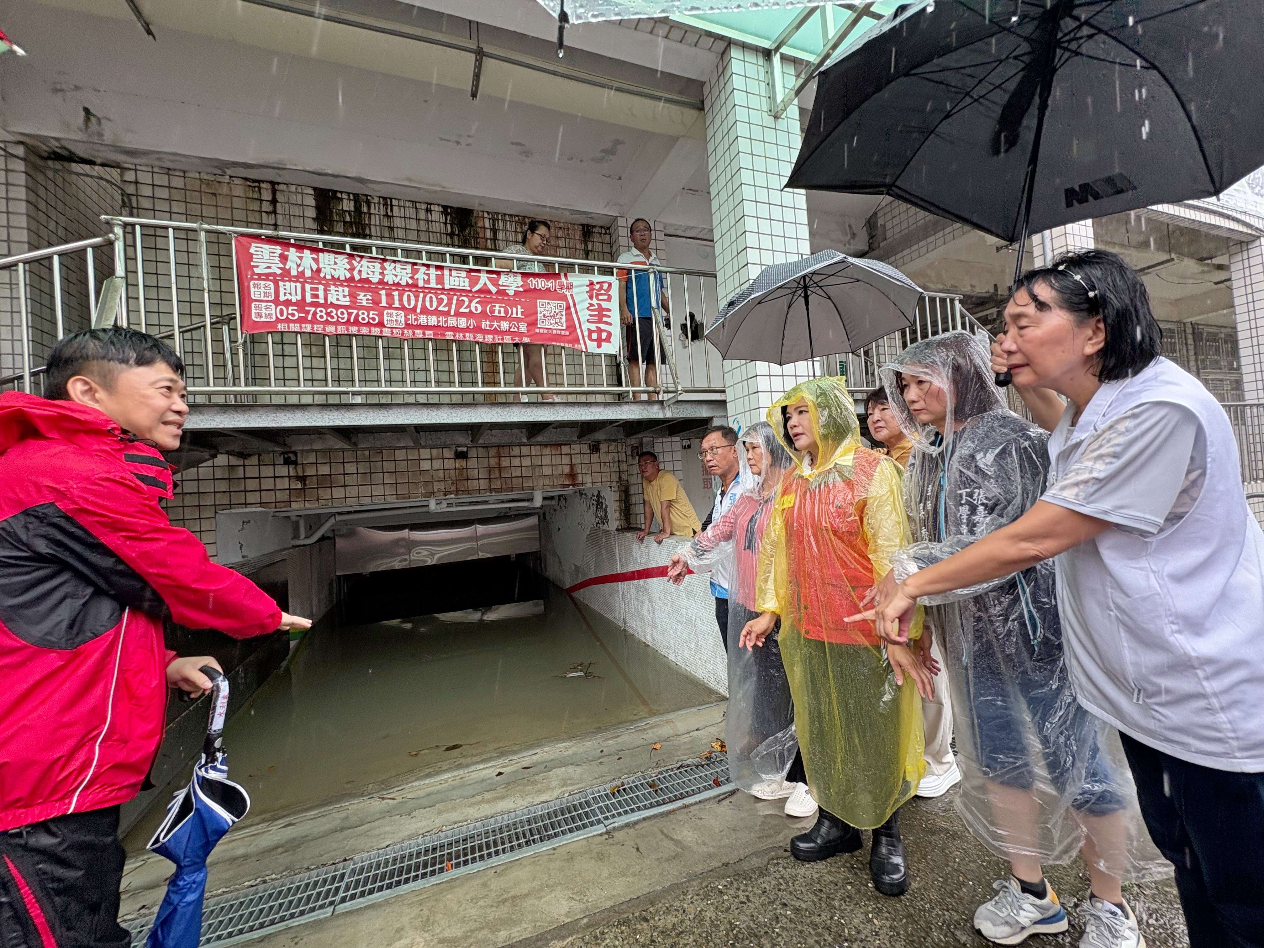 張縣長隨後前往北港鎮北辰國小勘查地下停車場淹水情形，並指示水利處調派移動式抽水機協助將水排出