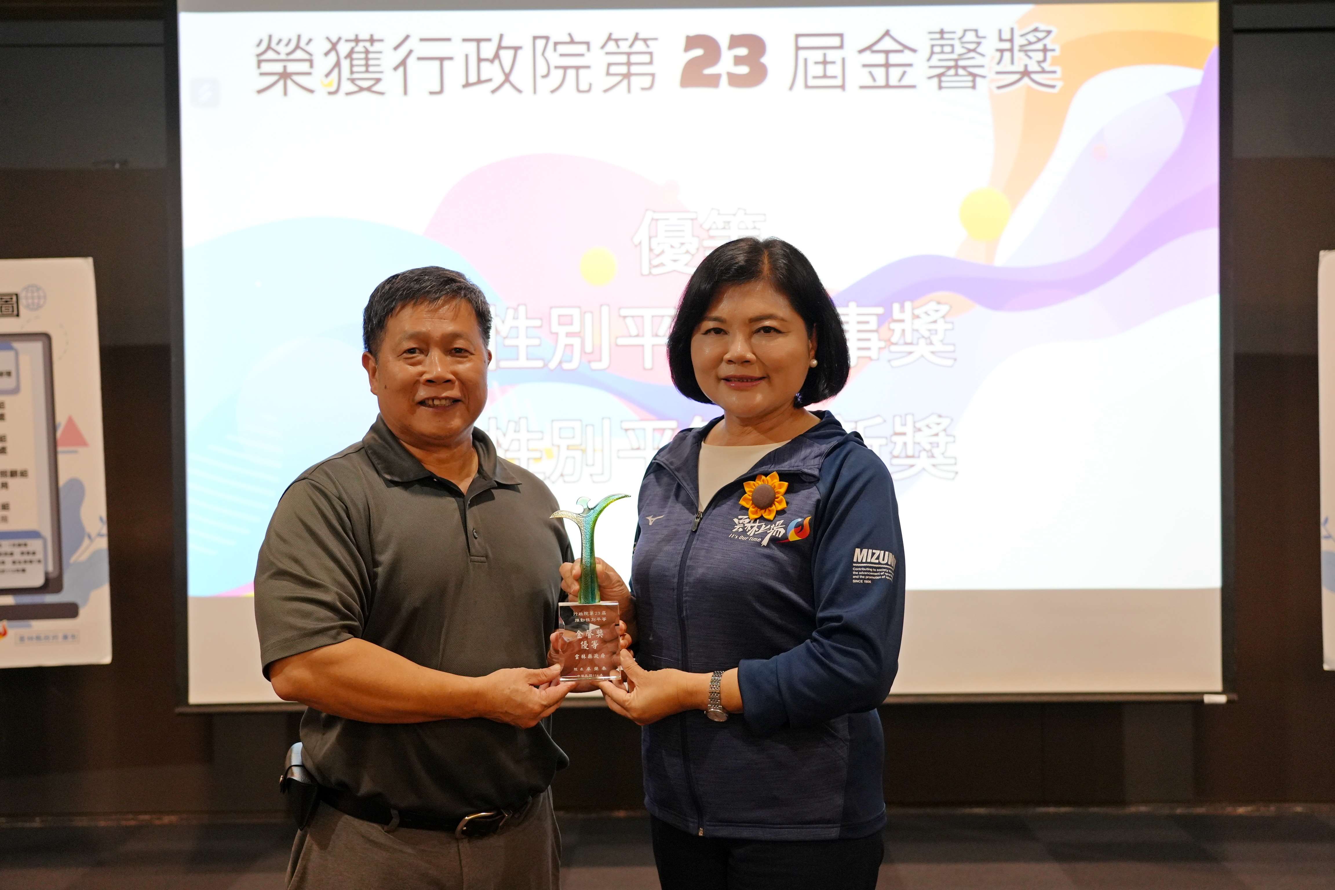 社會處長林文志獻上第23屆金馨獎之優等獎獎座給張麗善縣長