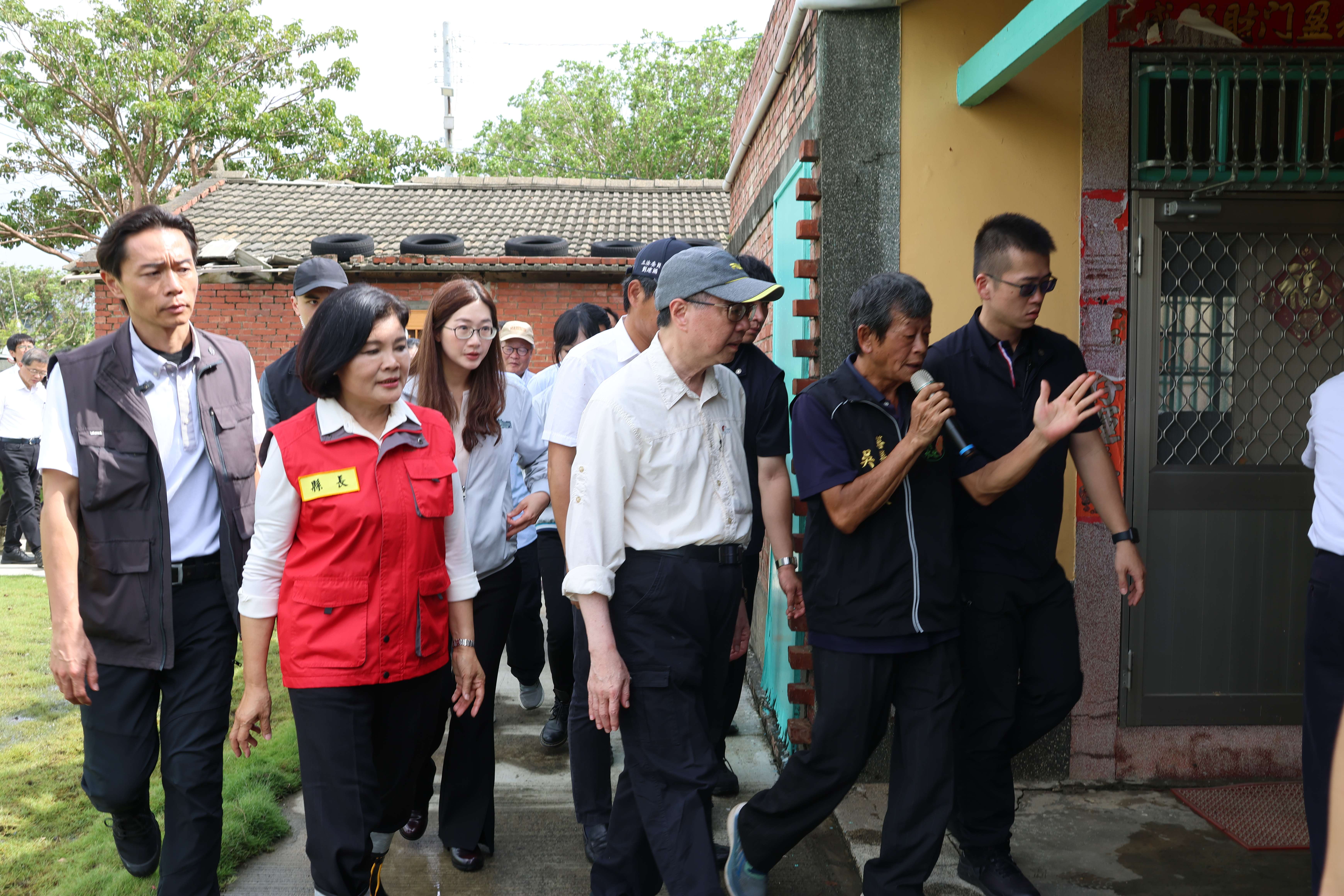 卓榮泰院長、張麗善縣長勘察水林淹水情況。