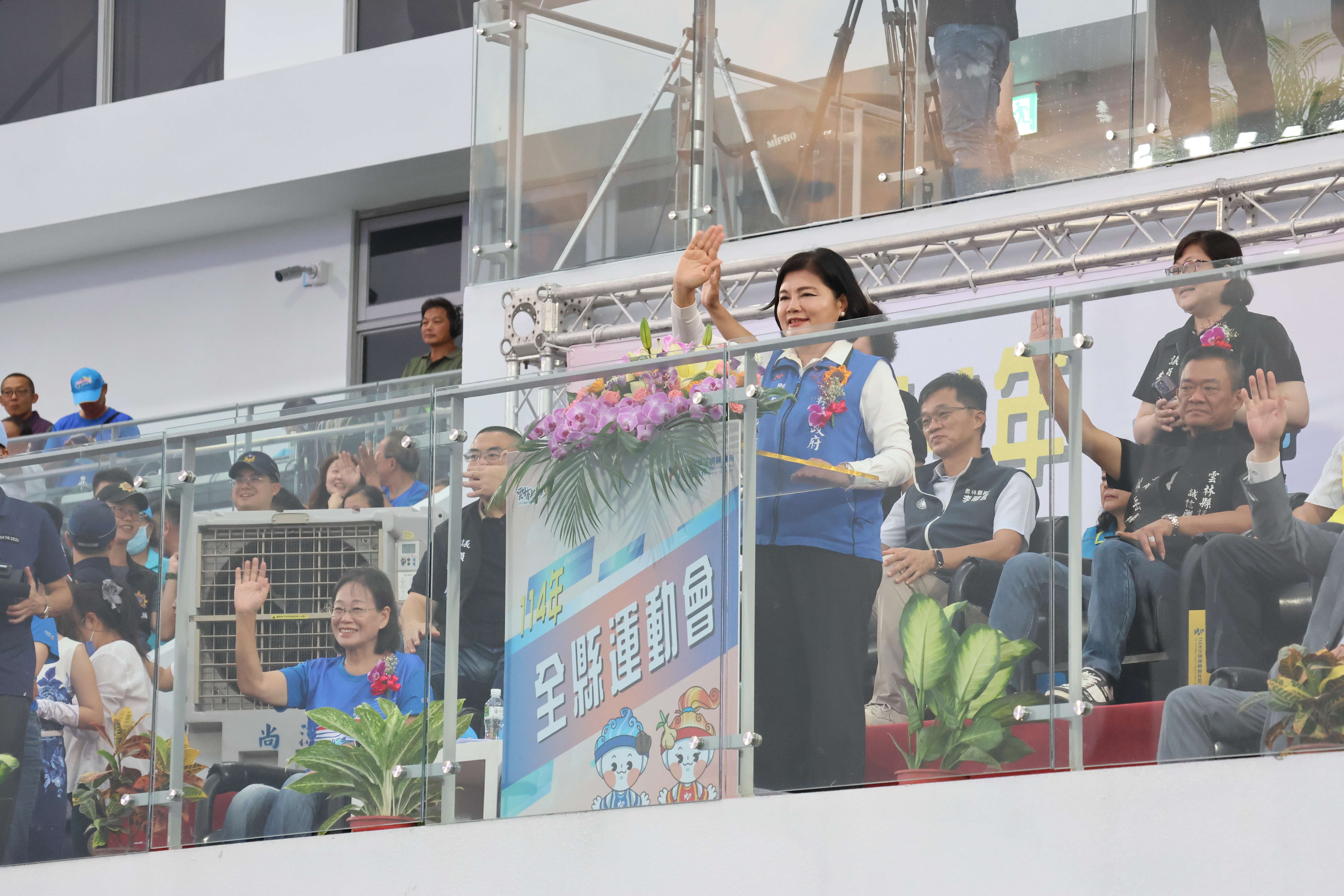 雲林縣114年全縣運動會開幕  張縣長向進場的運動員們揮手致意