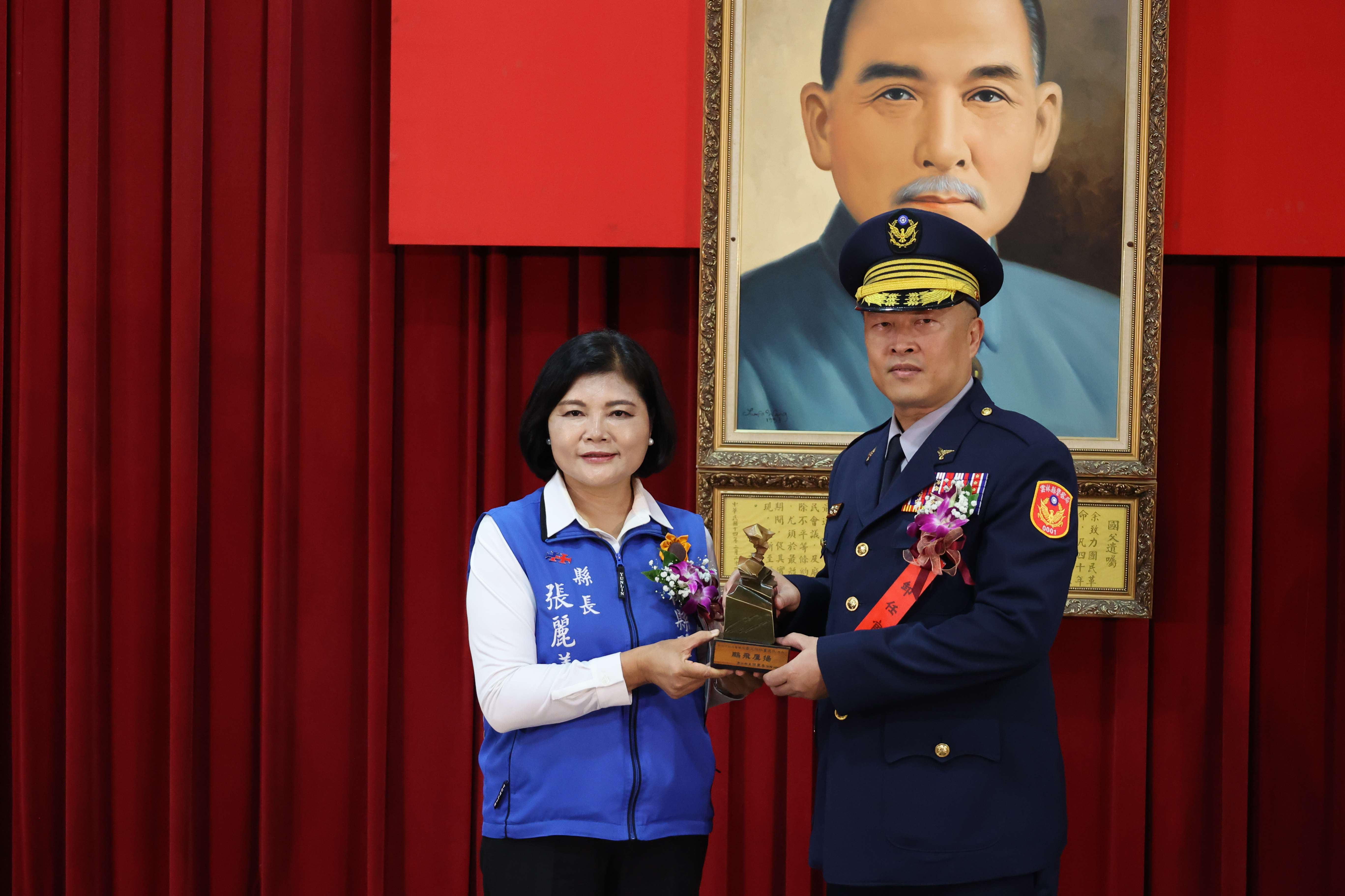 張麗善縣長致贈紀念品給卸任局長李建民