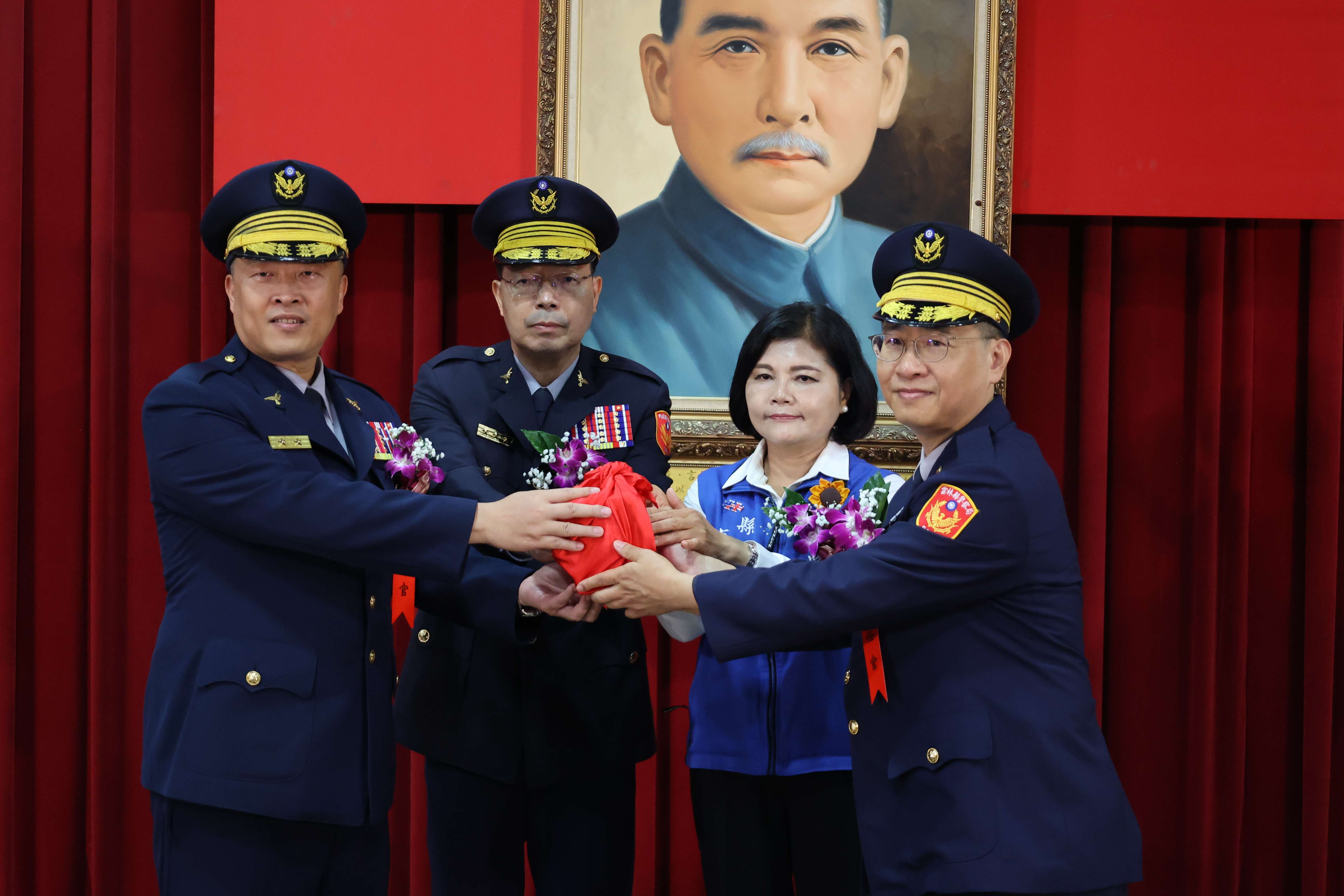 雲林縣警察局卸、新任局長交接典禮，由縣長張麗善親自主持，內政部警政署警政委員李安淳擔任監交。