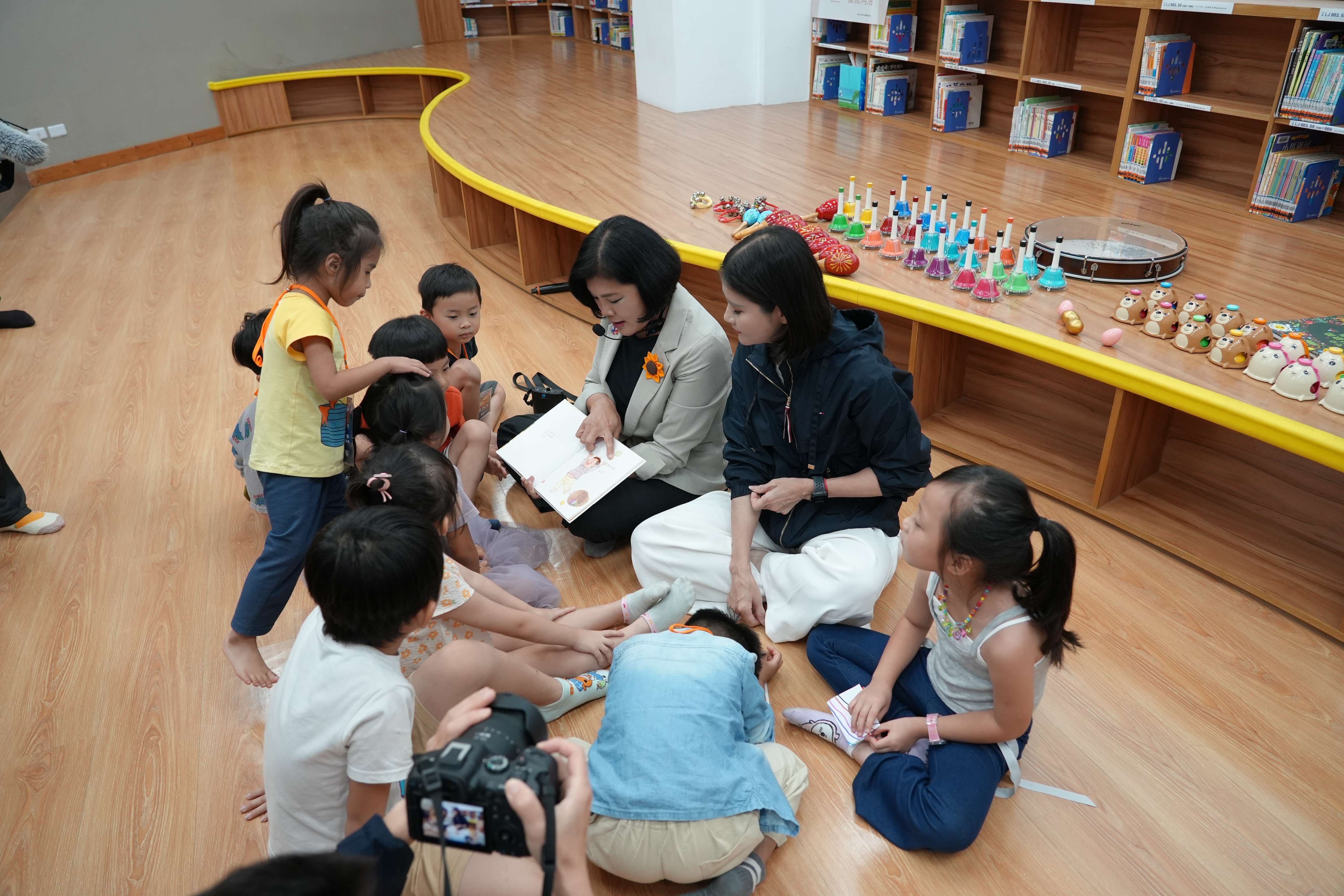 縣長張麗善化身「Lisa姐姐」與小朋友共讀經典繪本《我喜歡我自己》。