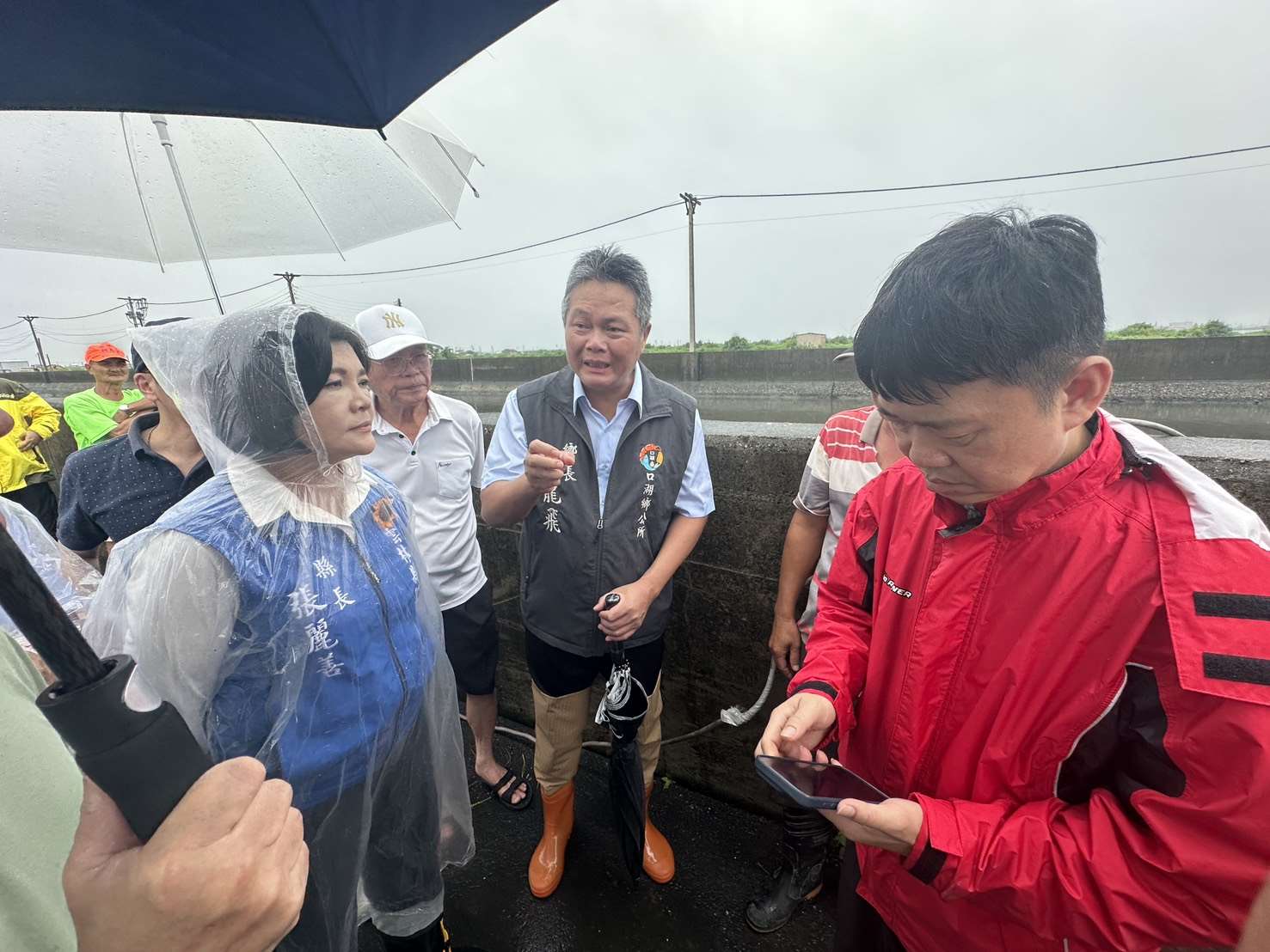 張縣長勘查四湖大排災情  聽取口湖鄉長李龍飛及地方的聲音 
