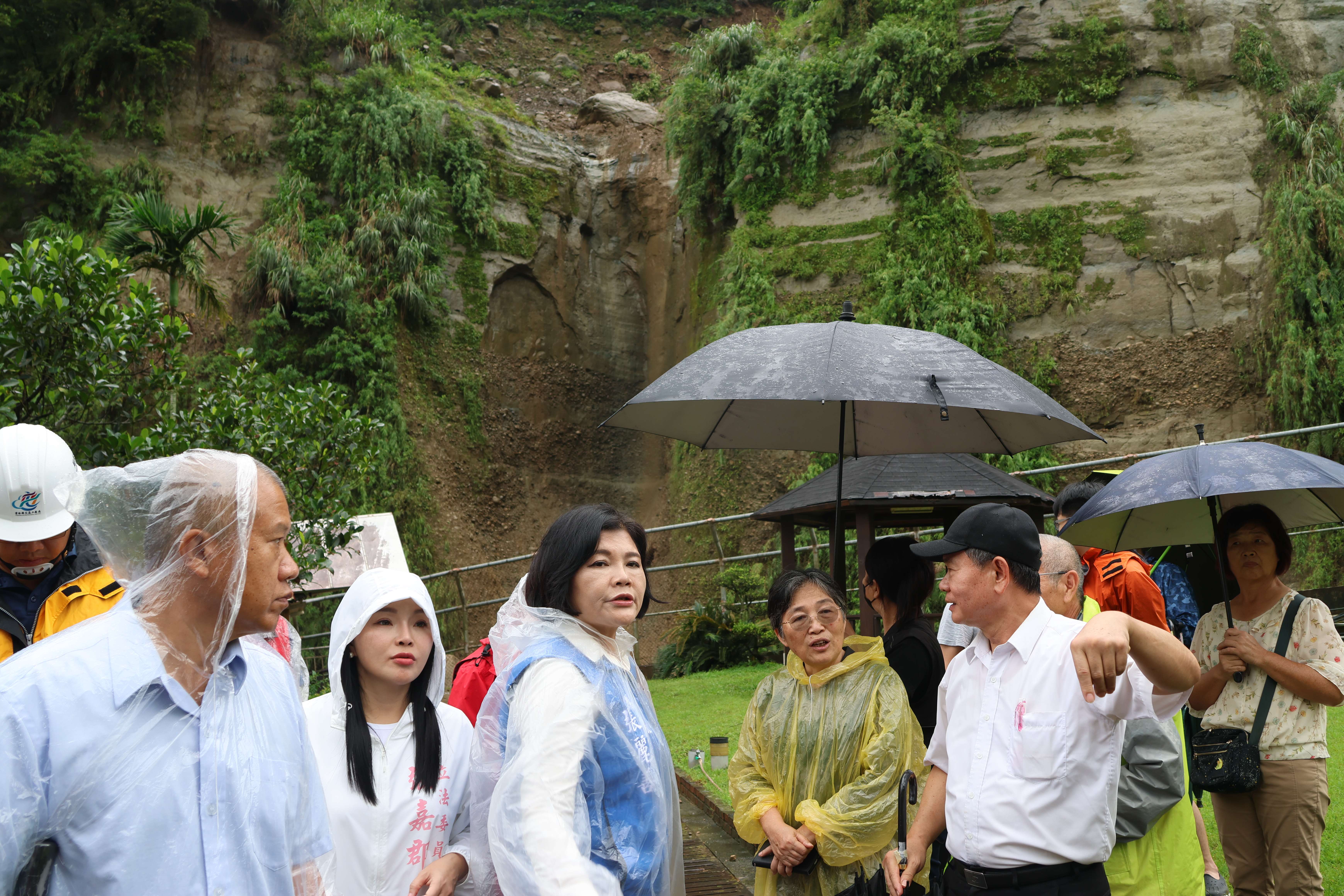 華山溪段土石大量崩落阻塞半個河道  縣府將先進行巨石擊碎 以暢通河道