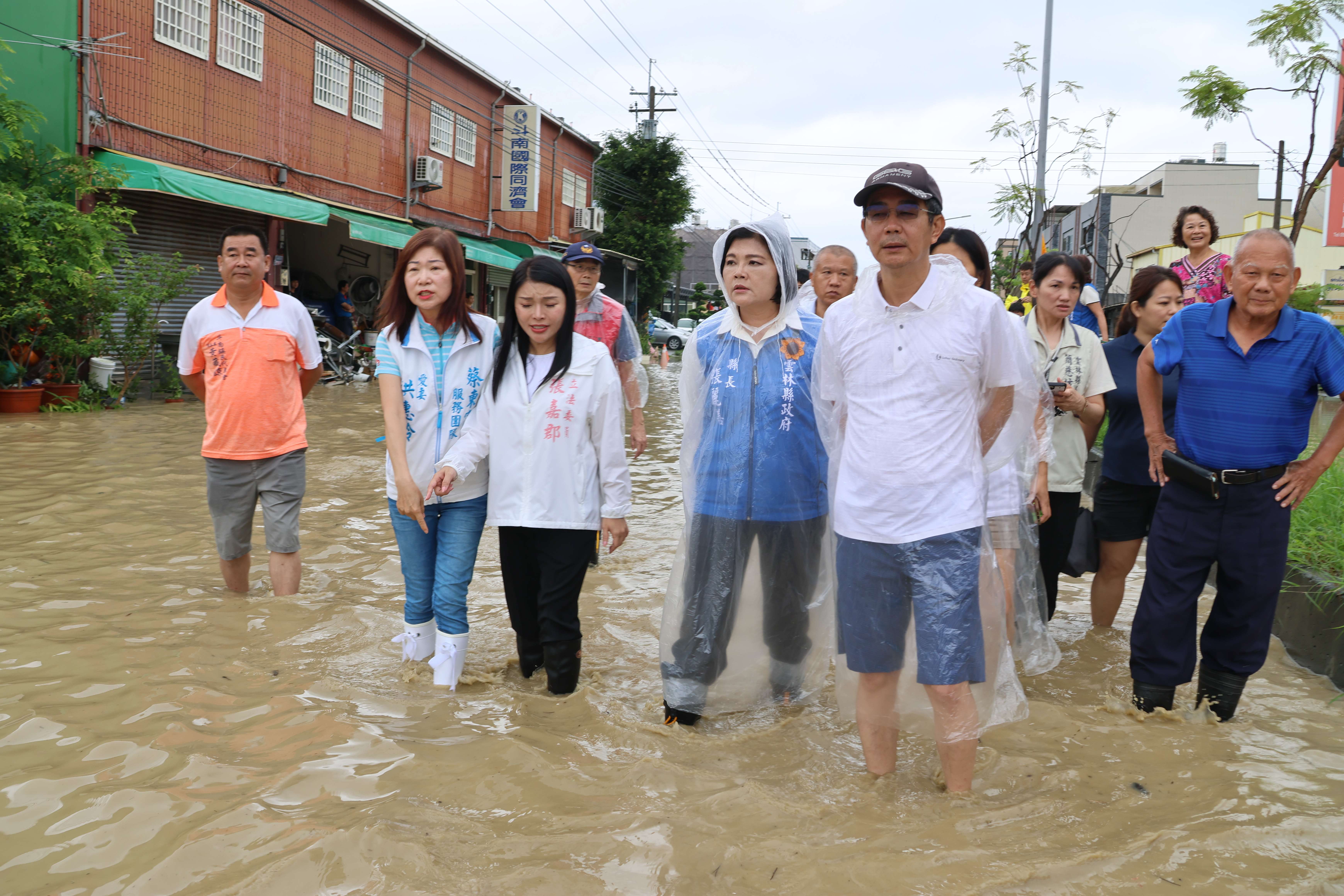 大湖口溪滿水位導致斗南街區淹水 縣長張麗善、立委張嘉郡、斗南鎮長沈暉勛等人前往現勘